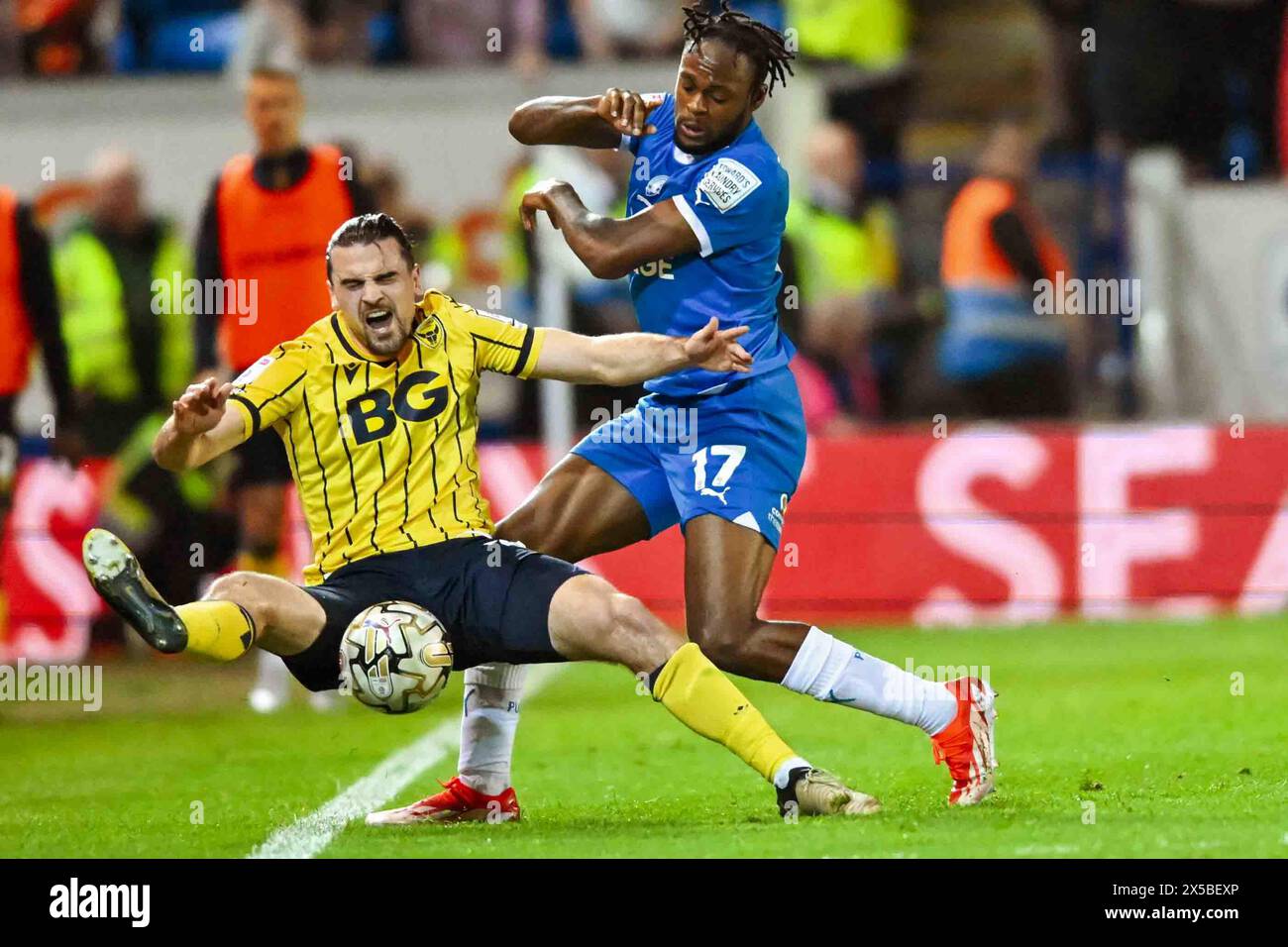 Ricky Jade Jones (17 Peterborough United) sfida Ciaron Brown (3 Oxford United) durante la Sky Bet League 1 Play Off semifinale 2° tappa tra Peterborough e Oxford United a London Road, Peterborough, mercoledì 8 maggio 2024. (Foto: Kevin Hodgson | mi News) crediti: MI News & Sport /Alamy Live News Foto Stock