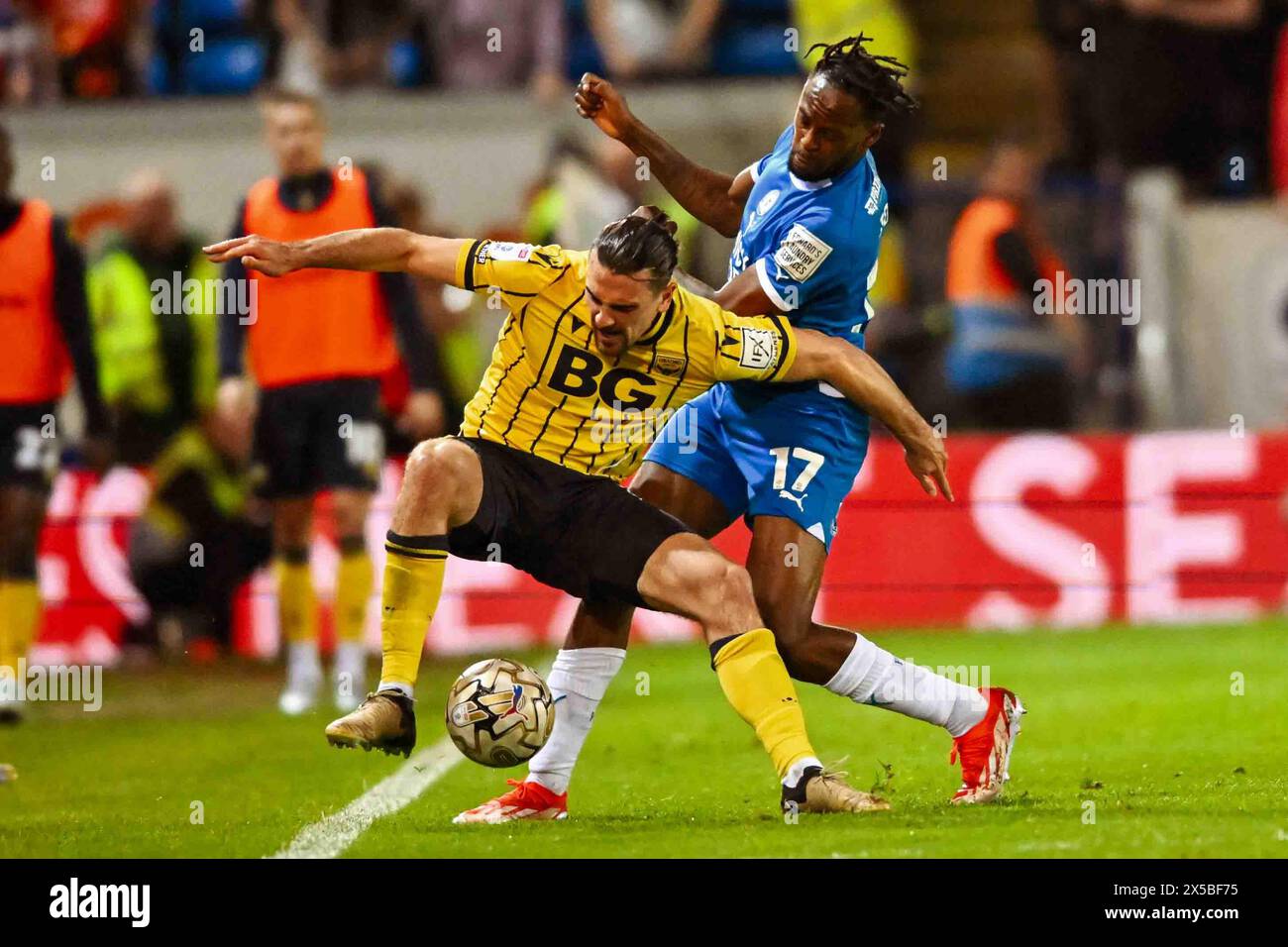 Ricky Jade Jones (17 Peterborough United) sfida Ciaron Brown (3 Oxford United) durante la Sky Bet League 1 Play Off semifinale 2° tappa tra Peterborough e Oxford United a London Road, Peterborough, mercoledì 8 maggio 2024. (Foto: Kevin Hodgson | mi News) crediti: MI News & Sport /Alamy Live News Foto Stock