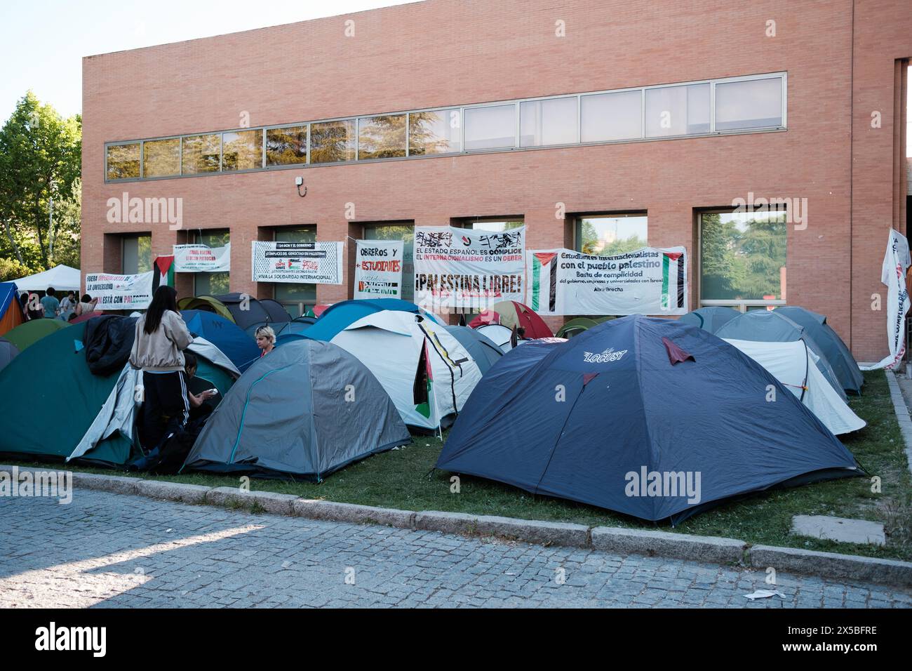 Campo di studenti pro-palestinesi con tende nel campus dell'Università Complutense per mostrare la loro solidarietà a Gaza come dimostrazioni filo-palestinesi Foto Stock