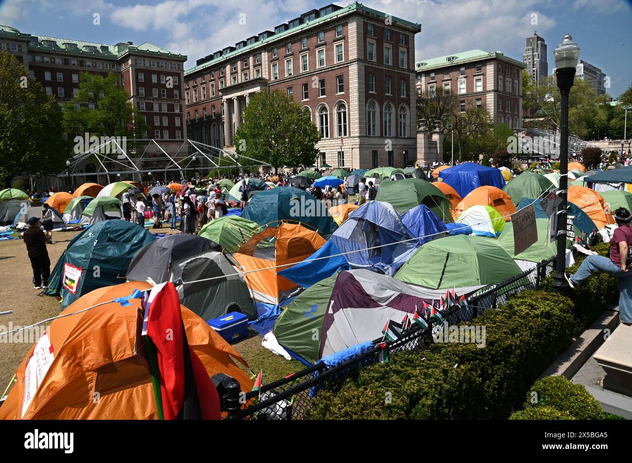 New York, Stati Uniti. 29 aprile 2024. L'accampamento pro Palestina è visto nei terreni della Columbia University a New York il 29 aprile 2024. Nonostante la rimozione degli accampamenti da parte di ufficiali invitati della polizia di New York, l'Università ha annunciato la sua decisione lunedì 6 maggio di annullare le cerimonie di inizio a livello universitario in mezzo alle proteste filo-palestinesi in corso che hanno stravolto i campus universitari in tutto il paese nelle ultime settimane. Foto di Louis Lanzano/Sipa USA credito: SIPA USA/Alamy Live News Foto Stock