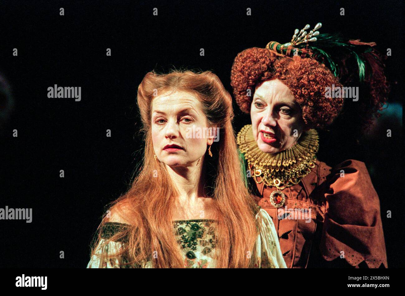 l-r: Isabelle Huppert (Mary Stuart), Anna Massey (Queen Elizabeth i) in MARY STUART di Friedrich Schiller al Lyttelton Theatre, National Theatre (NT), Londra SE1 21/03/1996 traduzione: Jeremy Sams design: William Dudley illuminazione: David Hersey Fights: William Hobbs Movement: Jane Gibson regista: Howard Davies Foto Stock