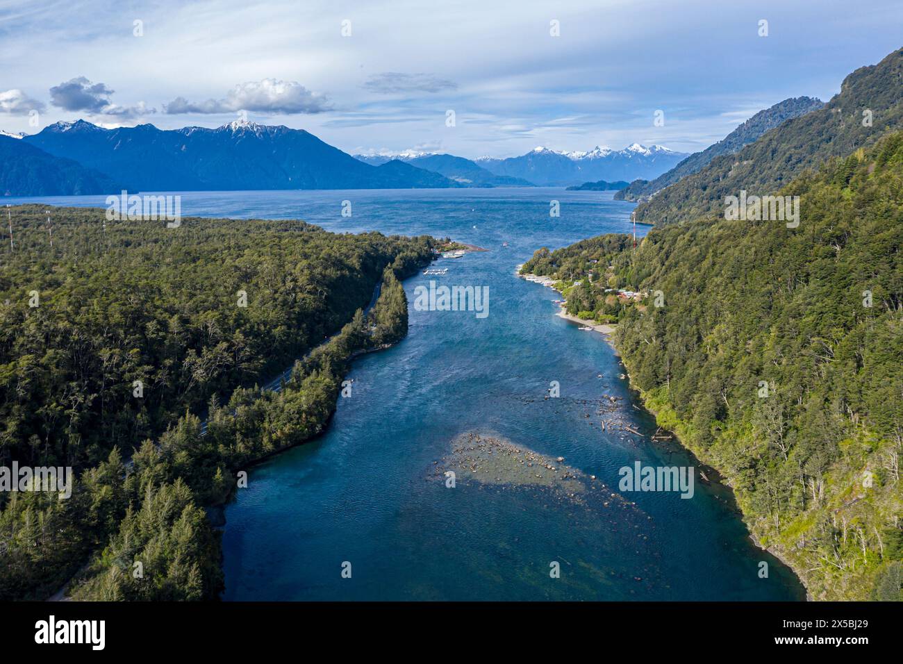 Riva occidentale del lago Todos los Santos, fiume Rio Puertohue che sfocia nel lago, Cile Foto Stock