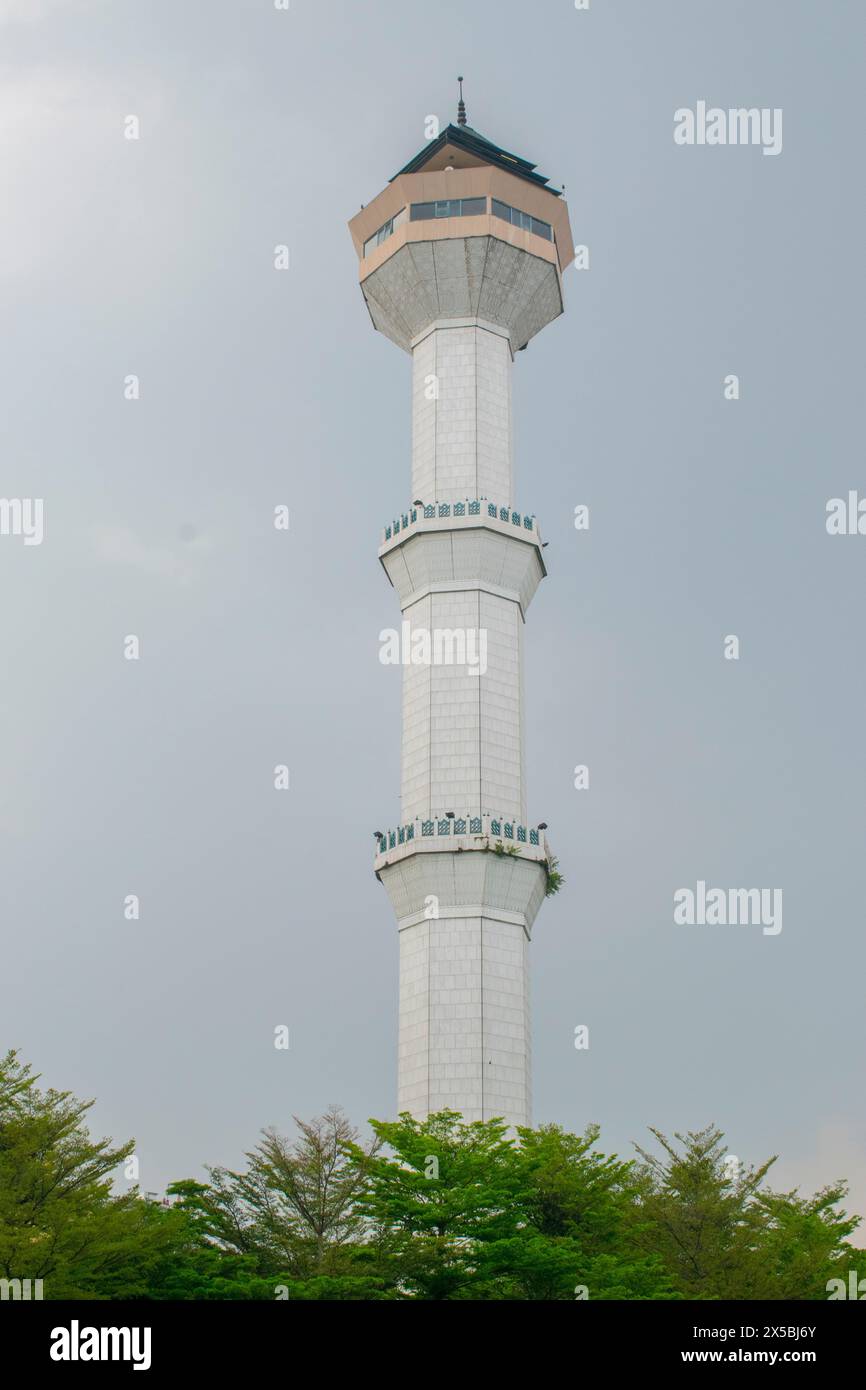 La torre o minareto della grande Moschea di Bandung (Masjid Raya Bandung) nella capitale Bandung. Foto Stock