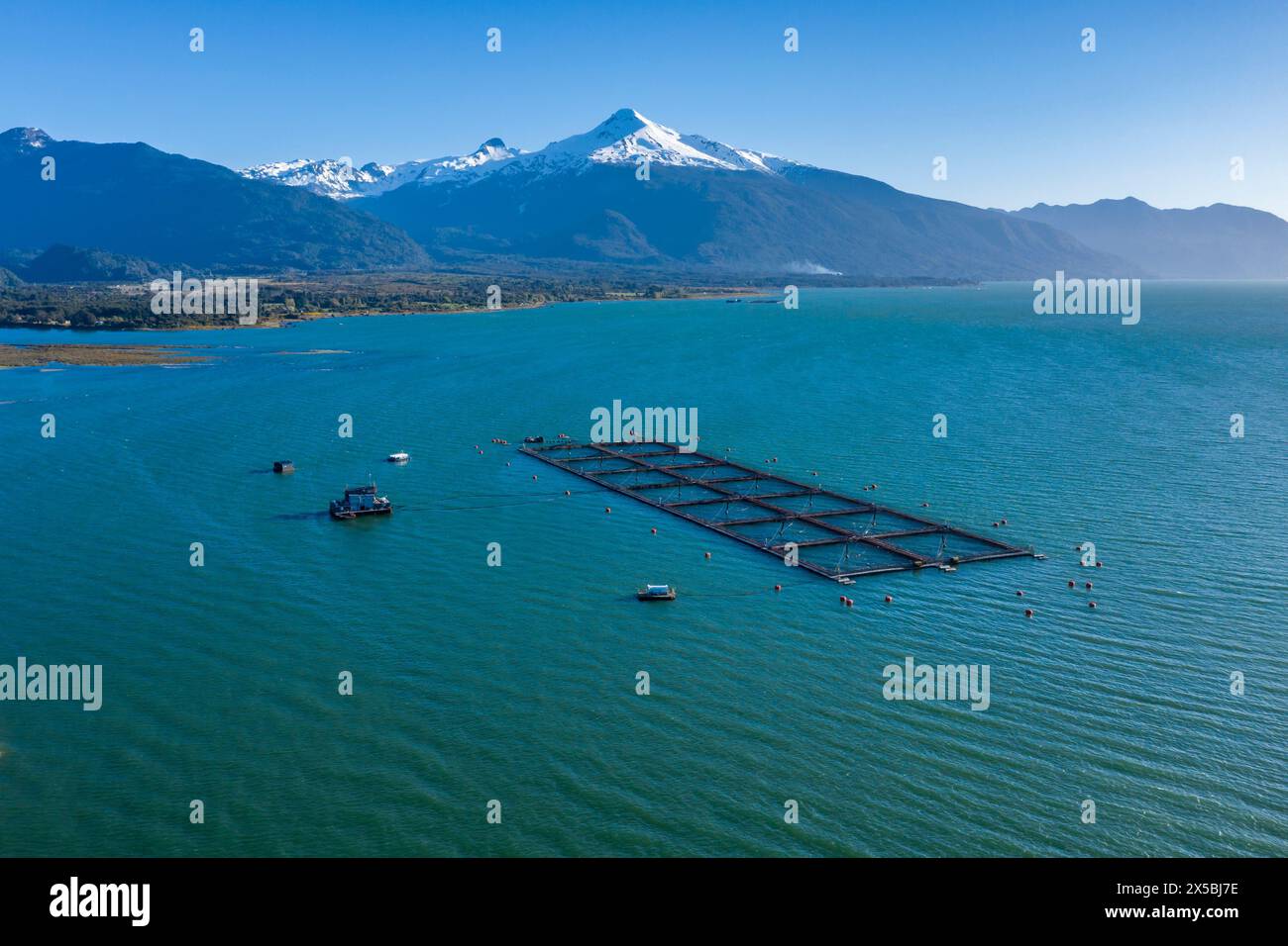 Vista aerea della fattoria dei salmoni nel fiordo Reloncavi a sud-est di Puerto Montt, Cile Foto Stock