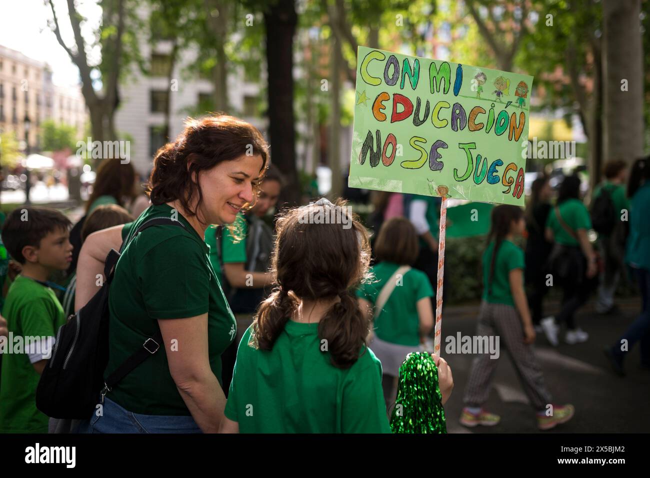 Madrid, Spagna. 8 maggio 2024. Una ragazza ha un cartello che dice in spagnolo "con la mia educazione non giochi", durante una dimostrazione in difesa dell'educazione pubblica a Madrid. I sindacati degli insegnanti e le organizzazioni di istruzione pubblica a Madrid hanno iniziato una giornata di sciopero, chiedendo che il governo della Comunità di Madrid riduca le ore di insegnamento, equalizzi i salari con altre comunità autonome e migliori l'attenzione alla diversità. (Foto di Luis Soto/SOPA Images/Sipa USA) credito: SIPA USA/Alamy Live News Foto Stock