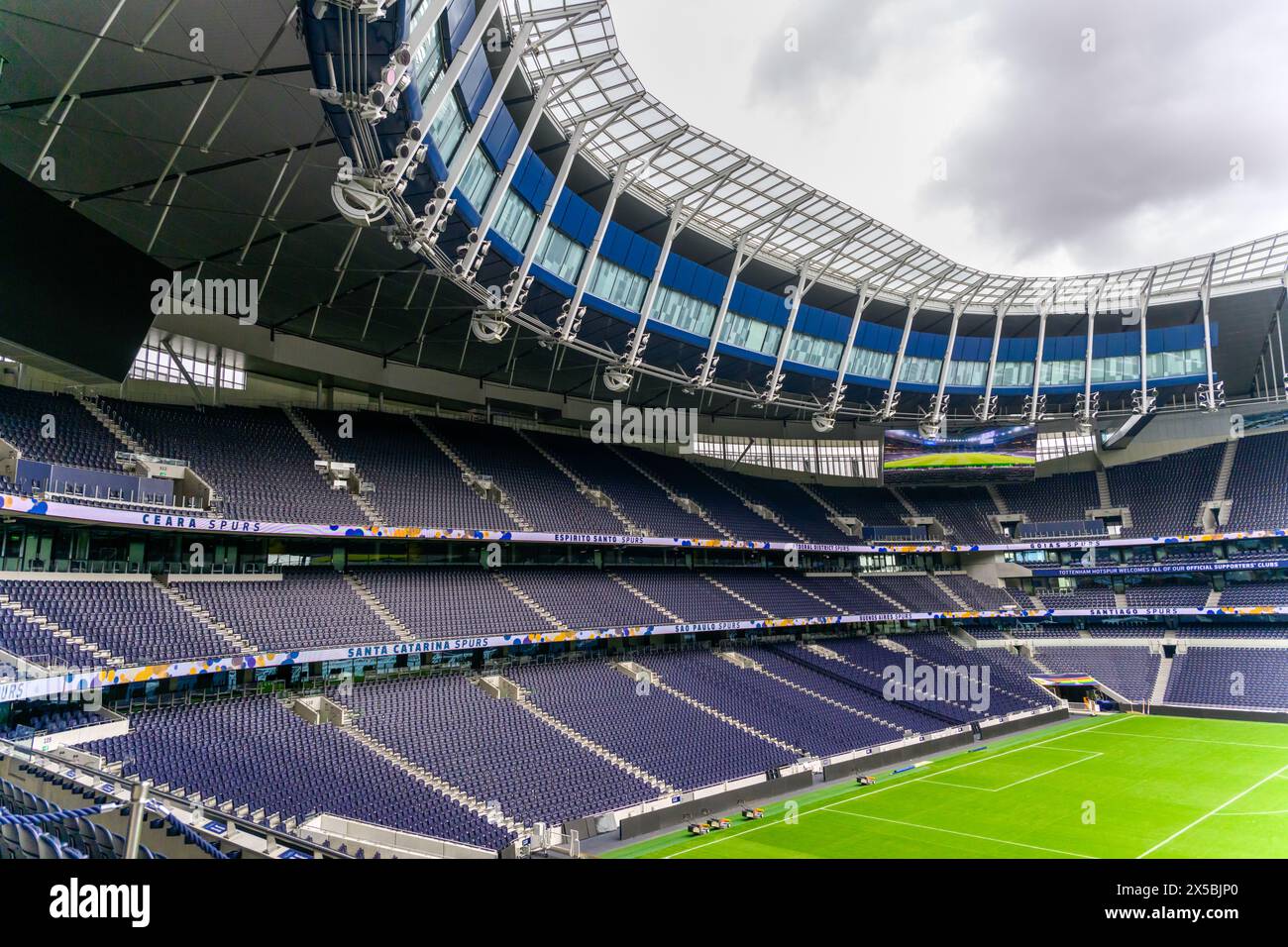 Tottenham Hotspur Football Club Stadium - North Stand & Away Supporters Corner Section Foto Stock