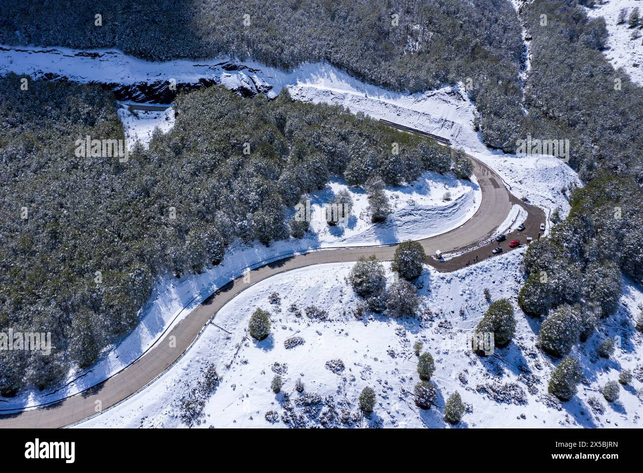 Passa per la montagna fino al villaggio di Villa Cerro Castillo, vista aerea dei serpenti nel paesaggio innevato, parcheggio presso il punto panoramico, Patagonia, Cile Foto Stock