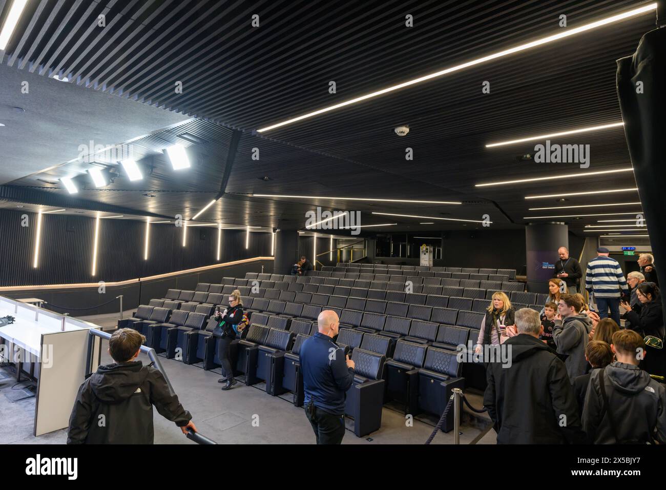Tottenham Hotspur Football Club Stadium - Press Auditorium con persone che partecipano al tour dello stadio Foto Stock