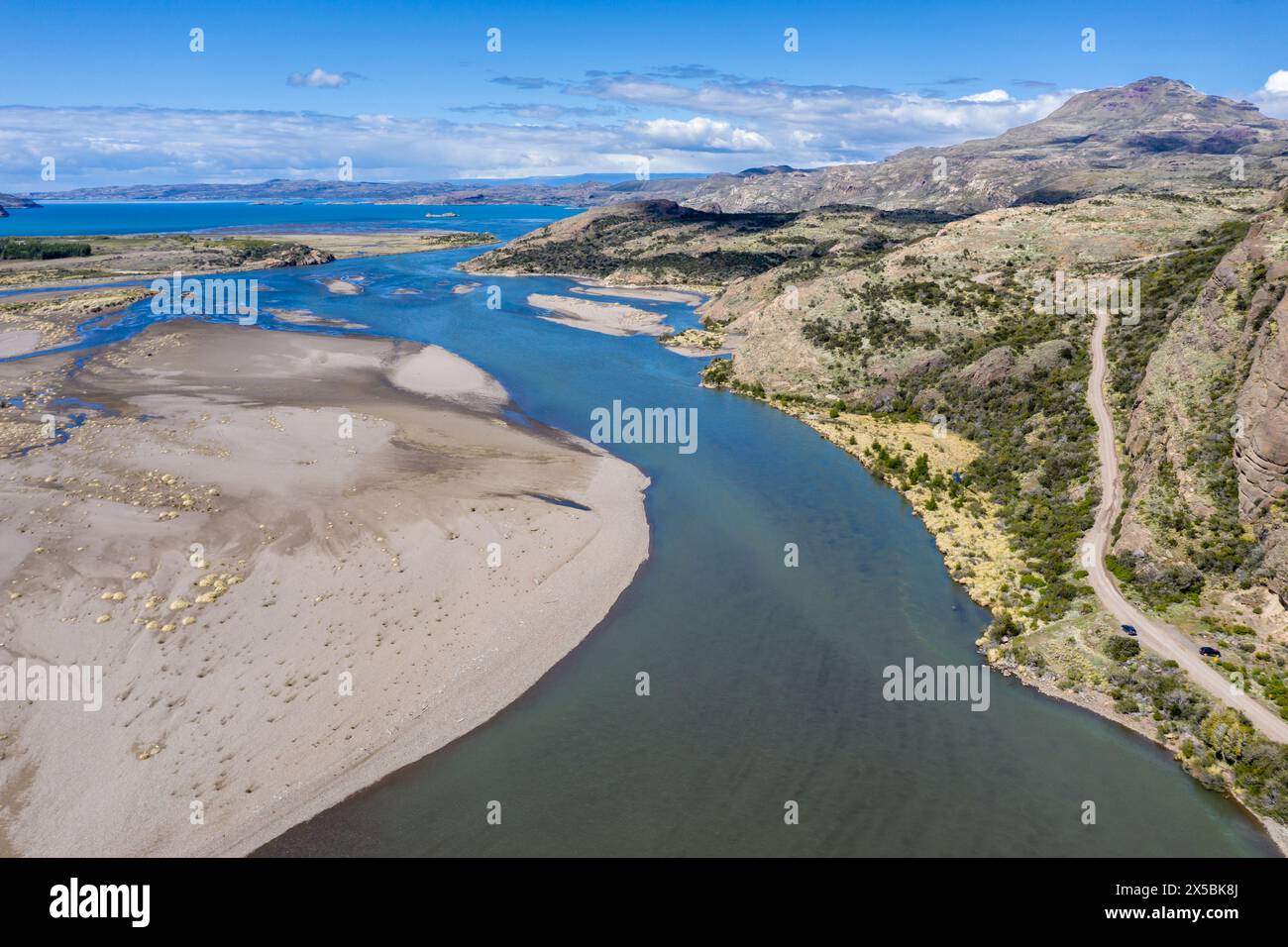 Banco di sabbia nel fiume Rio Ibanez breve prima di sfociare nel lago General Carrera, ripida strada che porta a Puerto Rey, Patagonia, Cile Foto Stock
