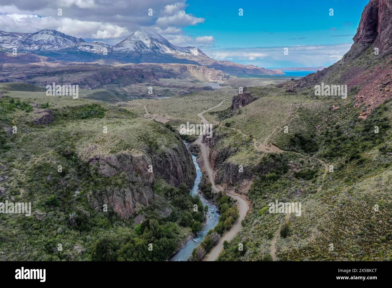 Canyon del Rio Claro , strada sterrata lungo il fiume, vista verso la catena montuosa di Puerto Ingeniero Ibanez, Patagonia, Cile Foto Stock