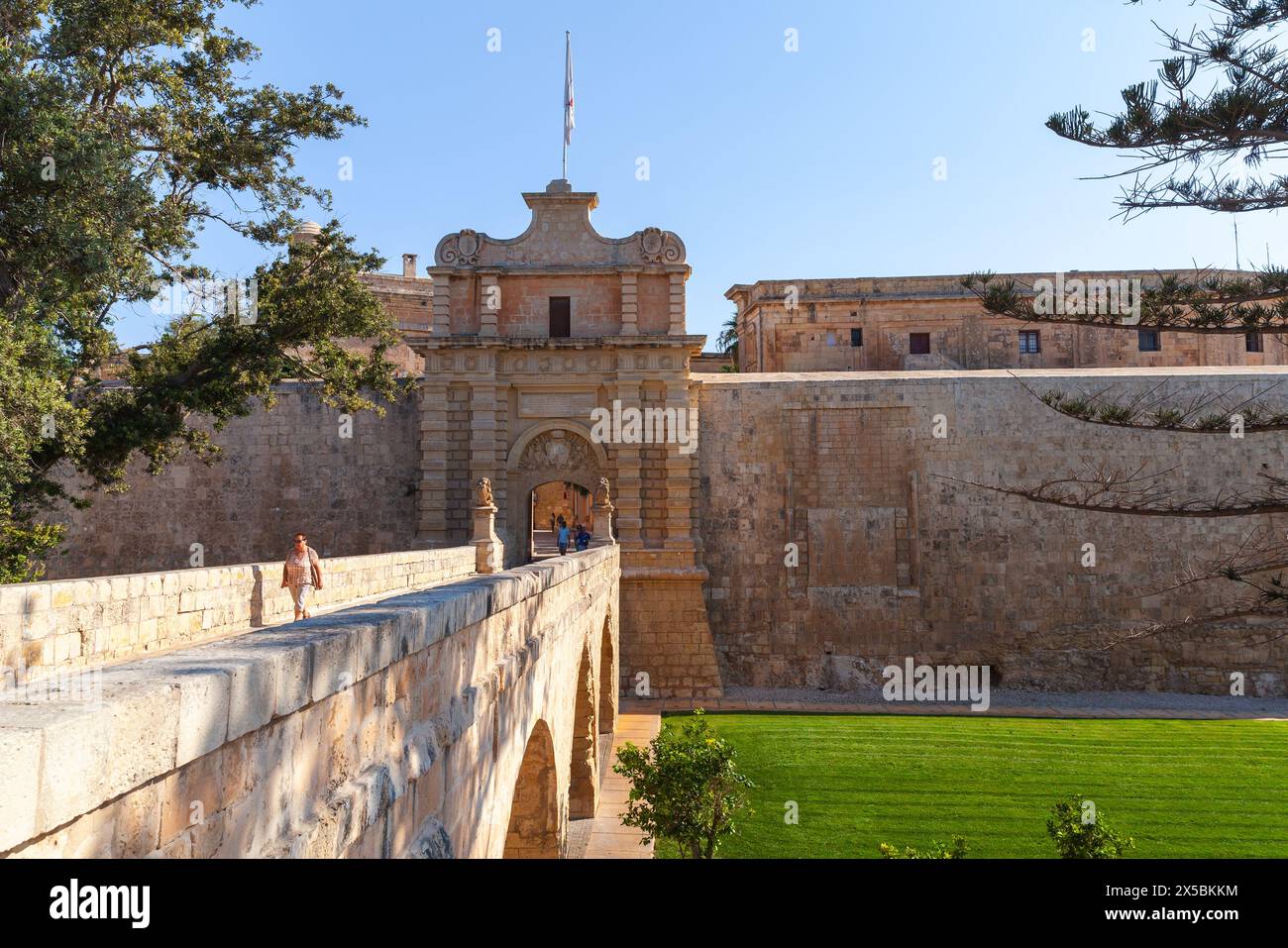 Mdina, Malta - 22 agosto 2019: La porta di Mdina, nota anche come porta principale o porta di Vilhena, è la porta principale della città fortificata di Mdina. Sì Foto Stock