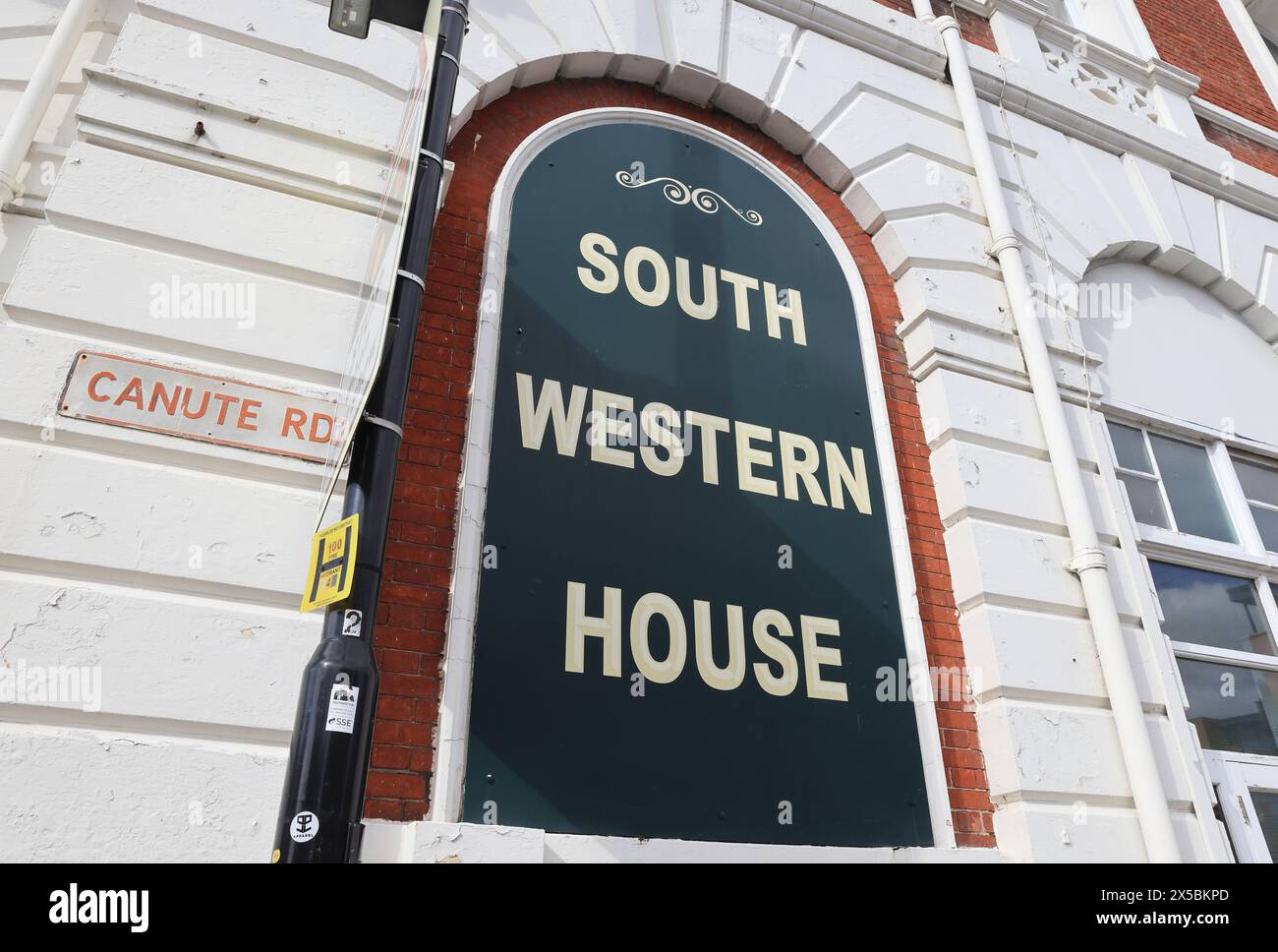 South Western House, questo edificio era l'hotel di prima classe dove alcuni dei più ricchi passeggeri del Titanic passavano la loro ultima notte prima del viaggio del 1912. Foto Stock