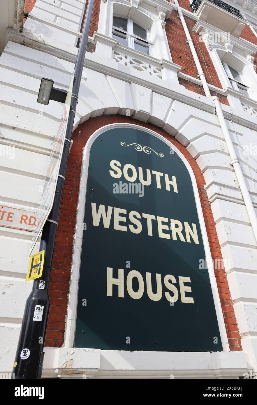 South Western House, questo edificio era l'hotel di prima classe dove alcuni dei più ricchi passeggeri del Titanic passavano la loro ultima notte prima del viaggio del 1912. Foto Stock