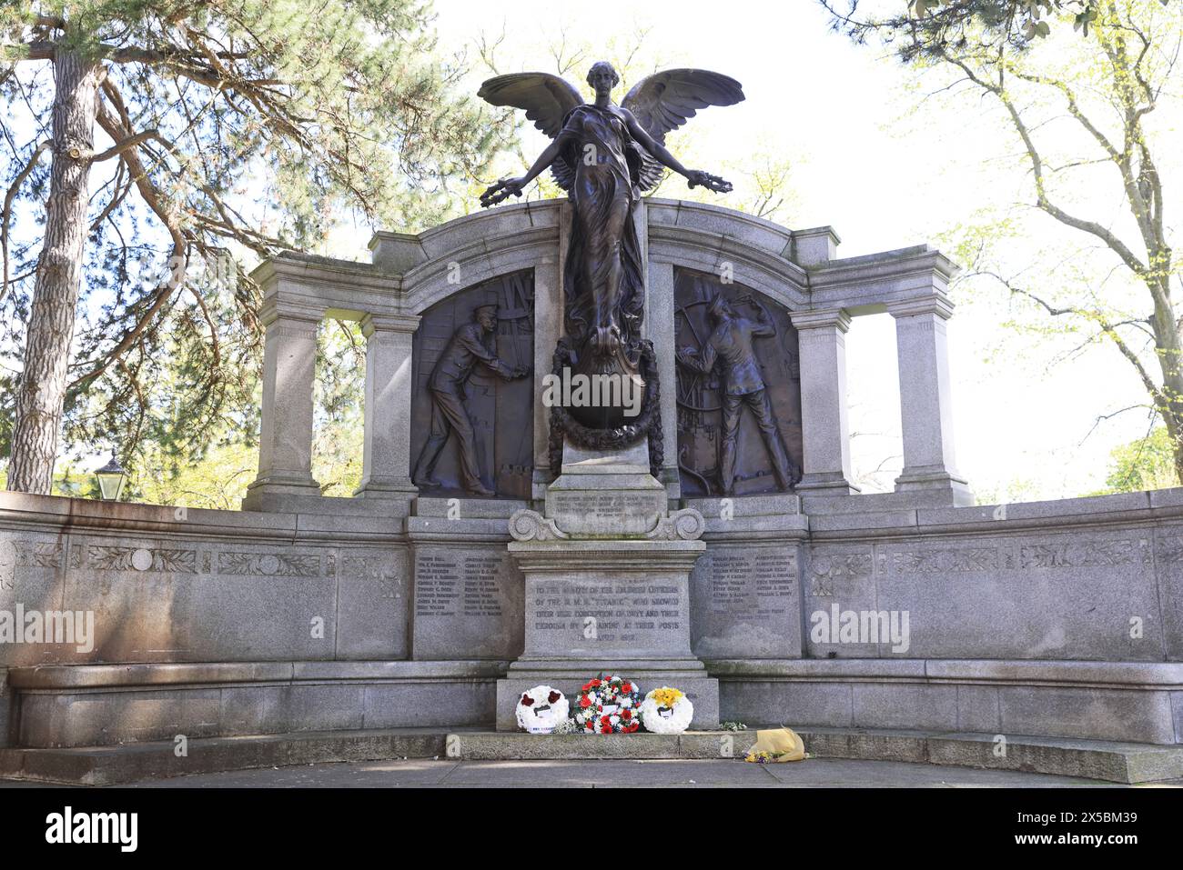 Titanic Engineers Memorial, inaugurato nel 1914, commemorando gli ingegneri a bordo della nave, tutti morti, incluso Thomas Andrews, capo progettista. Foto Stock