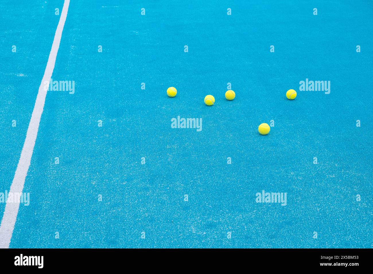 Palle da paddle tennis su un campo da paddle tennis aperto di colore blu. Racchetta sportiva Foto Stock