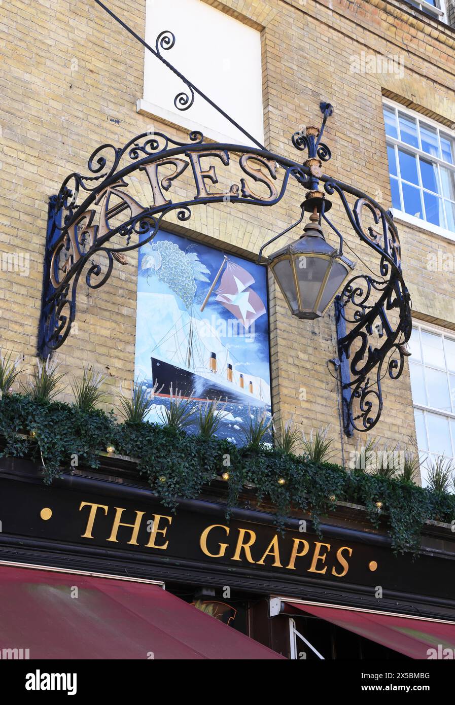 Sul Titanic Trail a Southampton al pub Grapes, dove i tre fratelli Slade, membri dell'equipaggio, hanno soggiornato qui e sono arrivati troppo tardi per andare in barca. Foto Stock