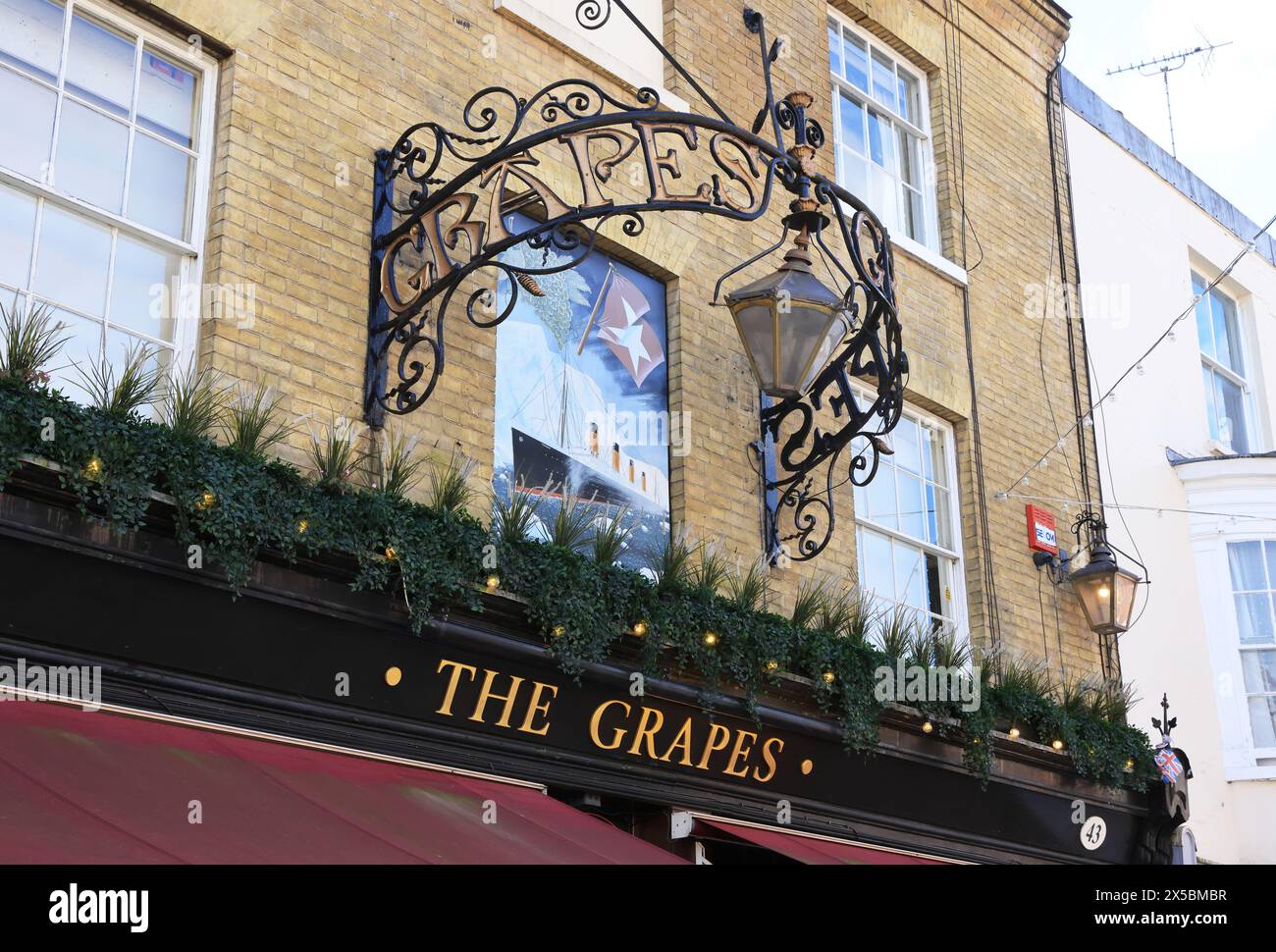 Sul Titanic Trail a Southampton al pub Grapes, dove i tre fratelli Slade, membri dell'equipaggio, hanno soggiornato qui e sono arrivati troppo tardi per andare in barca. Foto Stock