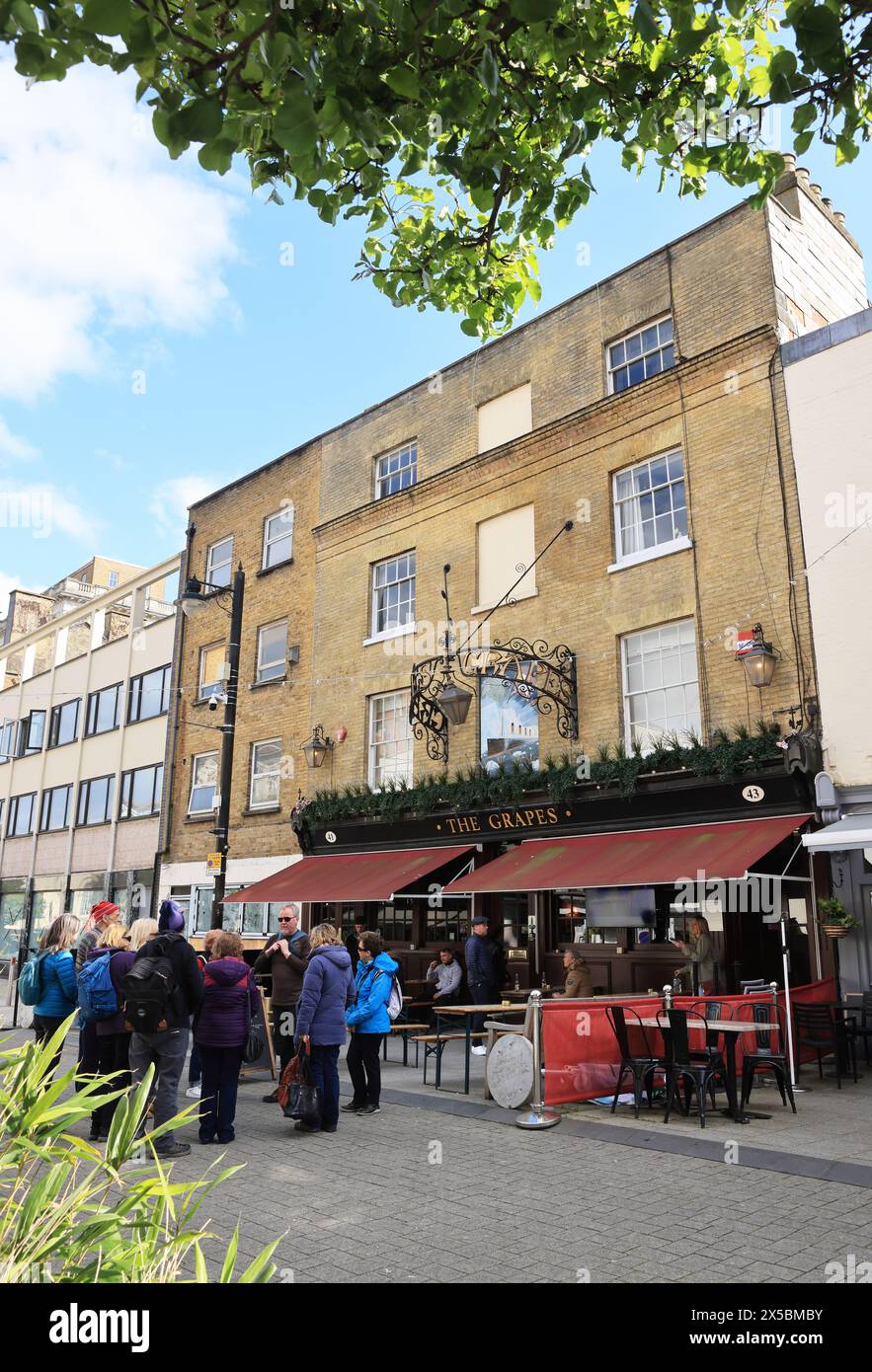 Sul Titanic Trail a Southampton al pub Grapes, dove i tre fratelli Slade, membri dell'equipaggio, hanno soggiornato qui e sono arrivati troppo tardi per andare in barca. Foto Stock