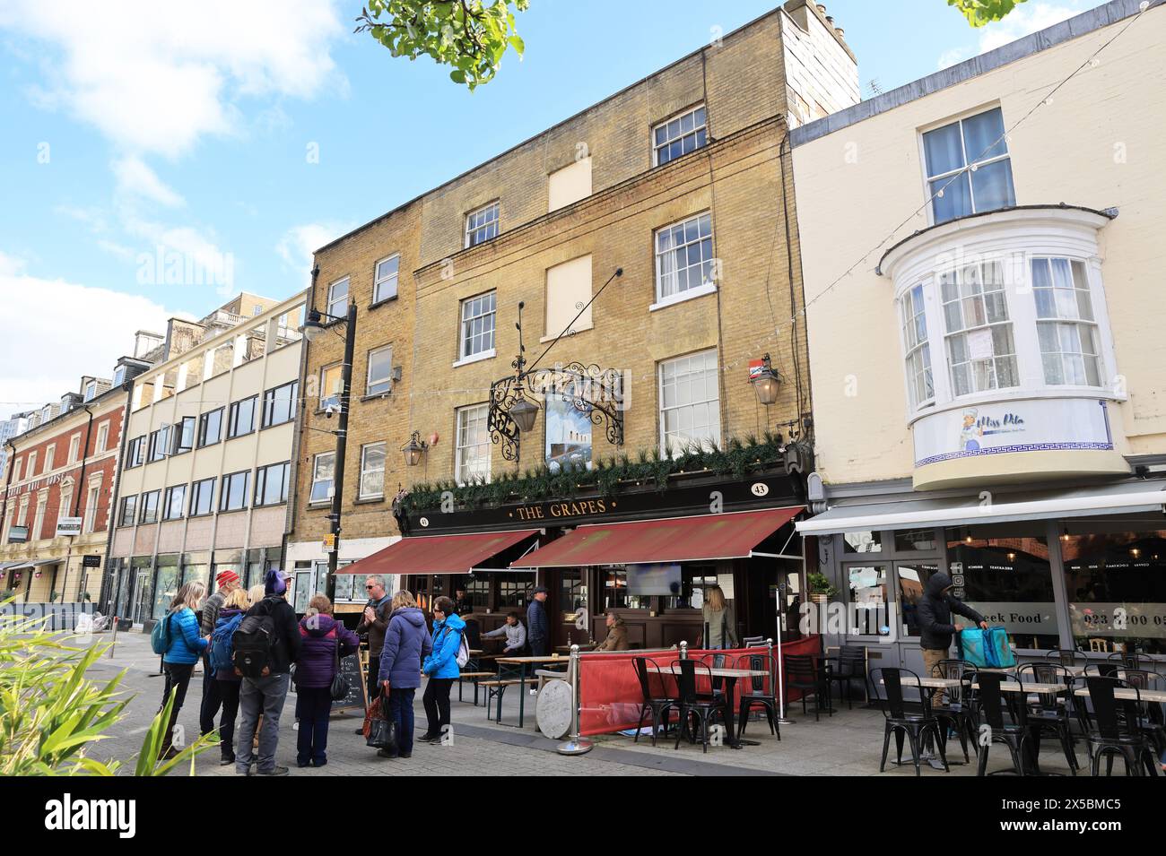 Sul Titanic Trail a Southampton al pub Grapes, dove i tre fratelli Slade, membri dell'equipaggio, hanno soggiornato qui e sono arrivati troppo tardi per andare in barca. Foto Stock