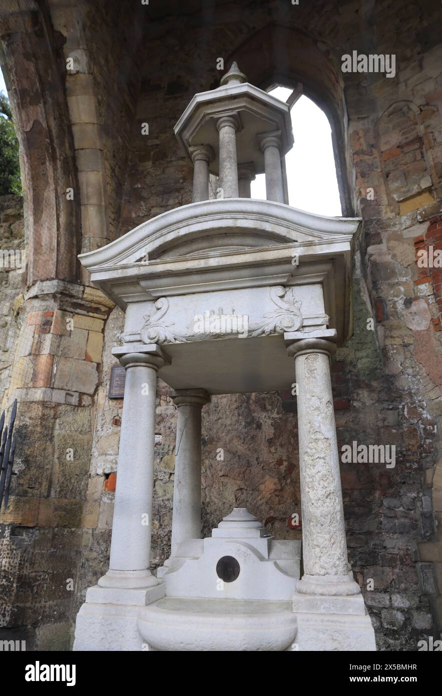 Titanic Crew Memorial, realizzato da Portland Stone, dagli scalpellini locali Garnet & Hatsom, per gli steward, i marinai e i pompieri che morirono nel disastro. Foto Stock