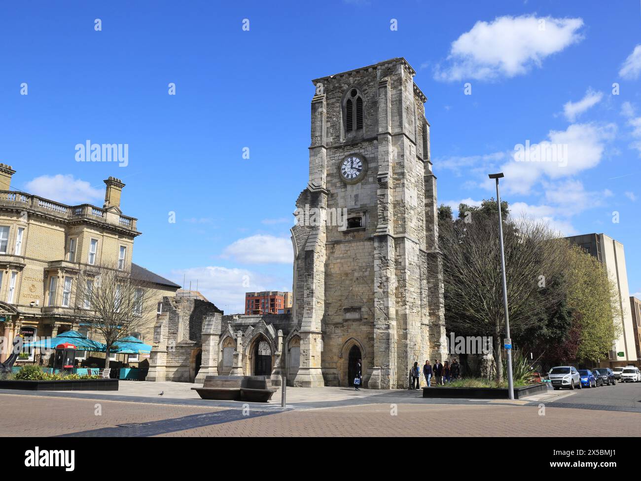 Shell of Holyrood Church a Southampton, una delle 5 chiese che servono la vecchia città fortificata, bombardata durante il blitz della seconda guerra mondiale. È ora dedicato come monumento al mare. Foto Stock