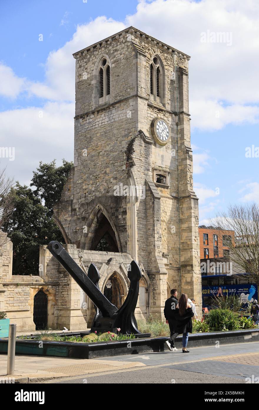 Shell of Holyrood Church a Southampton, una delle 5 chiese che servono la vecchia città fortificata, bombardata durante il blitz della seconda guerra mondiale. È ora dedicato come monumento al mare. Foto Stock