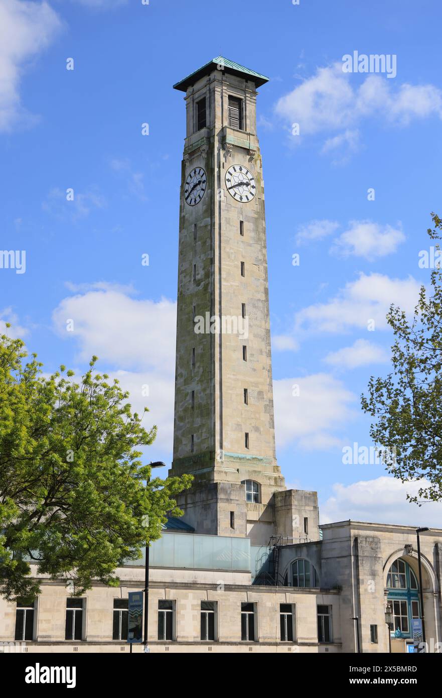 Torre dell'orologio vittoriana nel Civic Centre, progettata in stile classico dall'architetto inglese Ernest Berry Webber nel 1929, a Southampton, Regno Unito Foto Stock