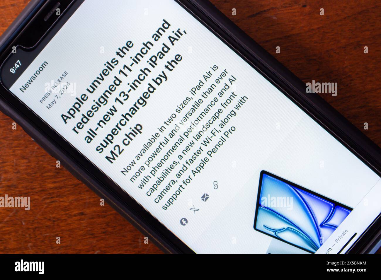 Post "Apple svela il nuovo iPad Air da 11 pollici e il nuovo iPad Air da 13 pollici, sovralimentato dal chip m2 di Apple Newsroom visualizzato sullo schermo di un iPhone." Foto Stock