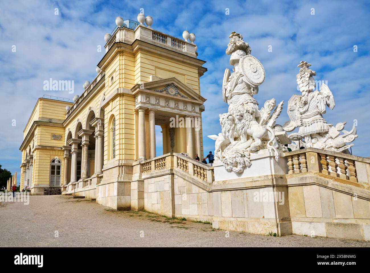 Vienna, Austria - 25 settembre 2023 la Gloriette al Palazzo Schonbrunn Vienna Austria. La Gloriette con statue barocche. Foto Stock