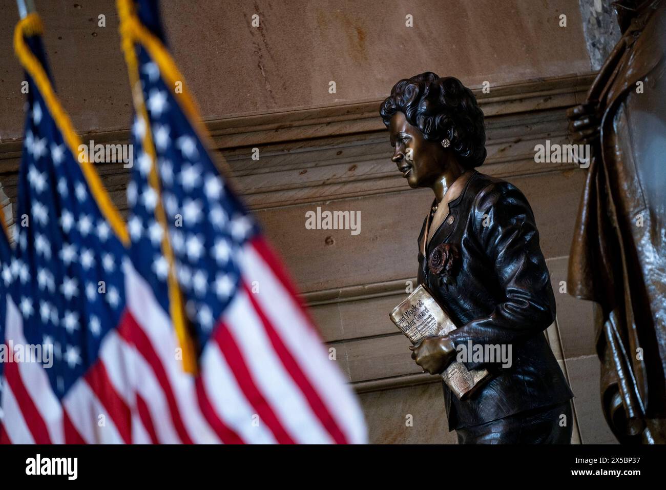 Washington, Stati Uniti. 8 maggio 2024. La statua di Daisy Gates Lee Bates, una leader per i diritti civili dell'Arkansas, è vista durante una cerimonia di inaugurazione della statua nella Statuary Hall del Campidoglio degli Stati Uniti a Washington, DC, mercoledì 8 maggio 2024. Foto di Bonnie Cash/UPI credito: UPI/Alamy Live News Foto Stock