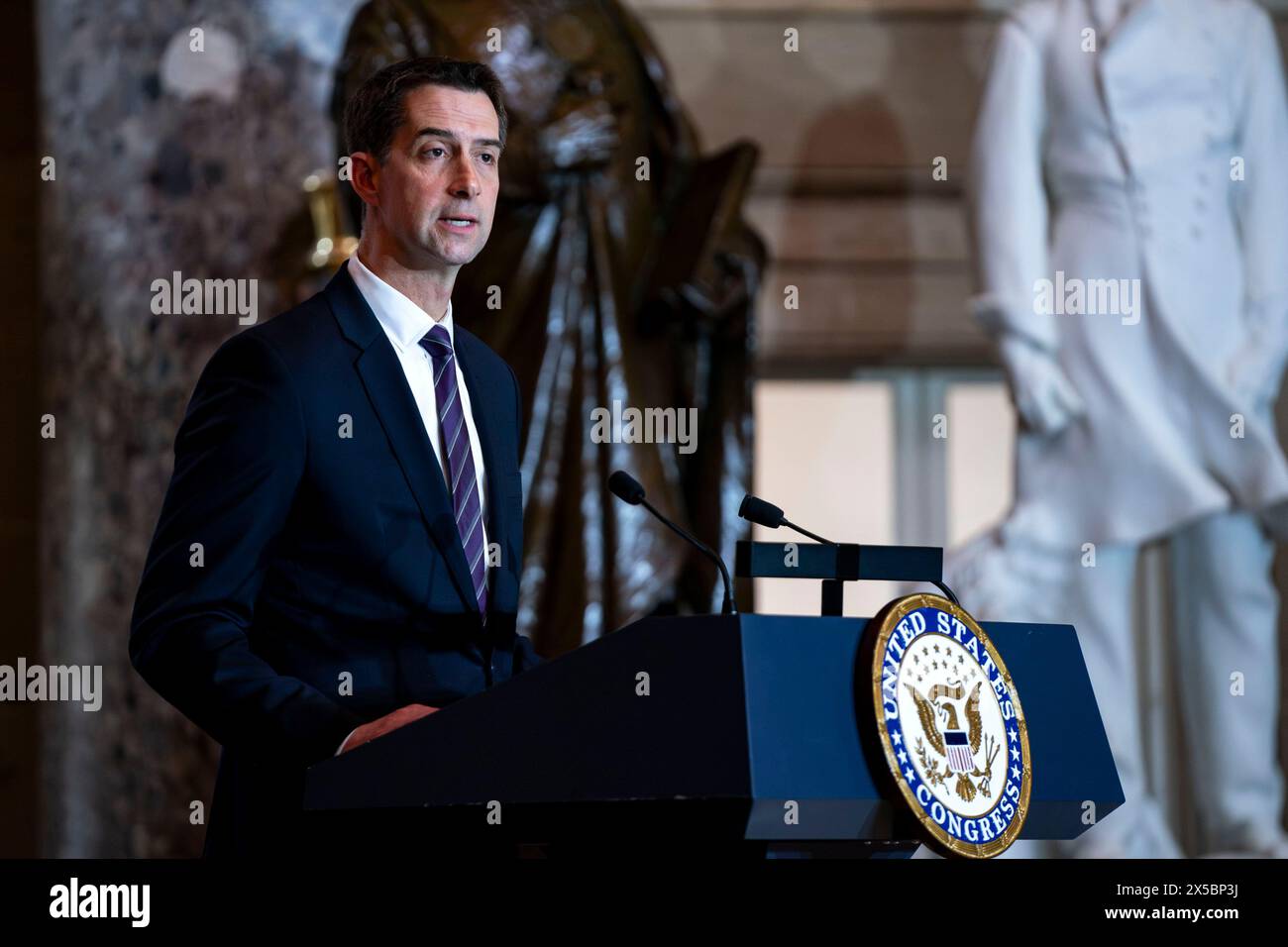 Washington, Stati Uniti. 8 maggio 2024. Il senatore Tom Cotton, R-AR, parla durante una cerimonia di inaugurazione dello statuto per Daisy Gatson Lee Bates, leader per i diritti civili dell'Arkansas, nella Statuary Hall del Campidoglio degli Stati Uniti a Washington, DC mercoledì 8 maggio 2024. Foto di Bonnie Cash/UPI credito: UPI/Alamy Live News Foto Stock