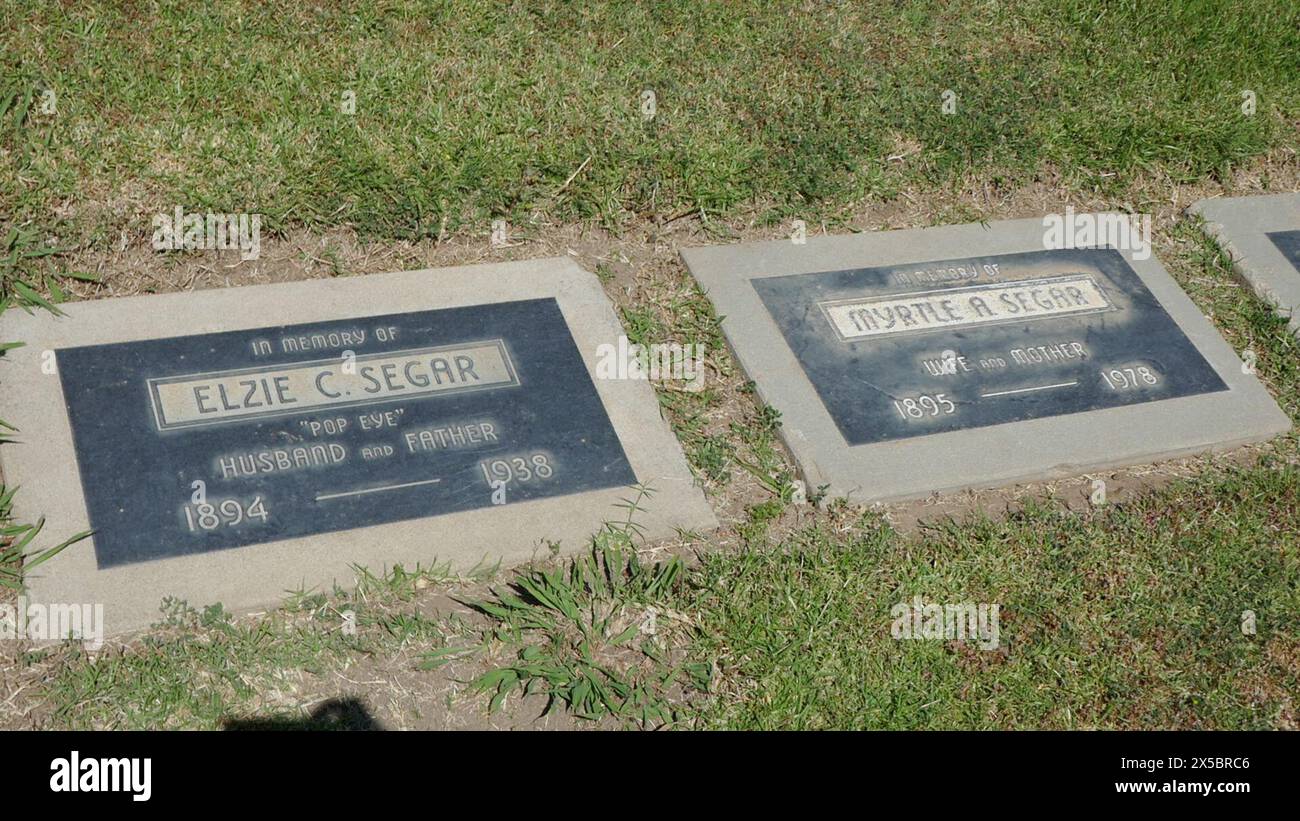 Santa Monica, California, USA 6 maggio 2024 artista/cartoonista Elzie Crisler Segar grave Woodlawn Cemetery il 6 maggio 2024 a Santa Monica, California, USA. Foto di Barry King/Alamy Stock Photo Foto Stock