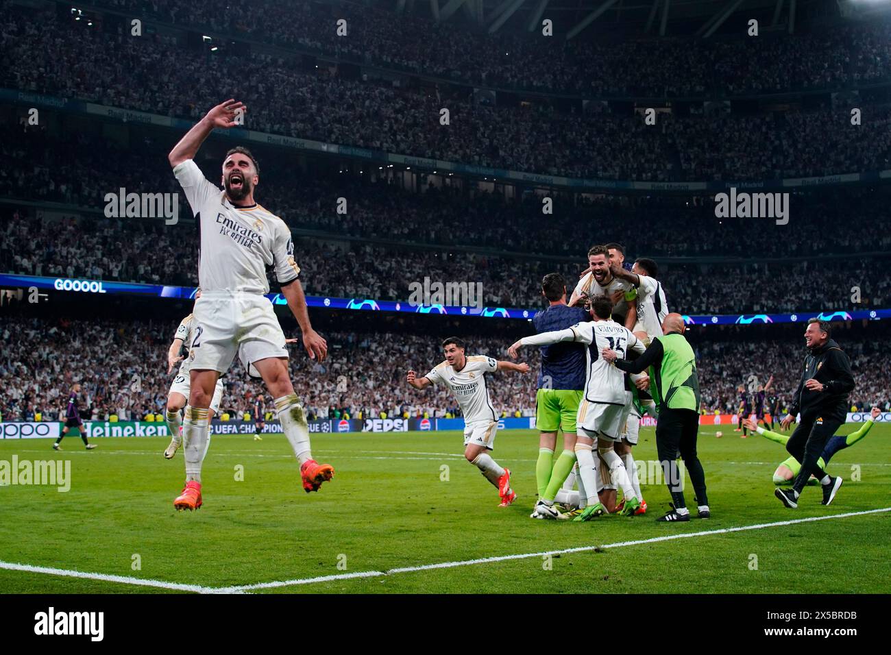 Madrid, Spagna. 8 maggio 2024. I giocatori del Real Madrid che celebrano la vittoria durante la partita di UEFA Champions League, semifinali, 2a tappa, tra il Real Madrid e il Bayern Munchen hanno giocato allo stadio Santiago Bernabeu l'8 maggio 2024 a Madrid in Spagna. (Foto di Sergio Ruiz/PRESSINPHOTO) credito: PRESSINPHOTO SPORTS AGENCY/Alamy Live News Foto Stock