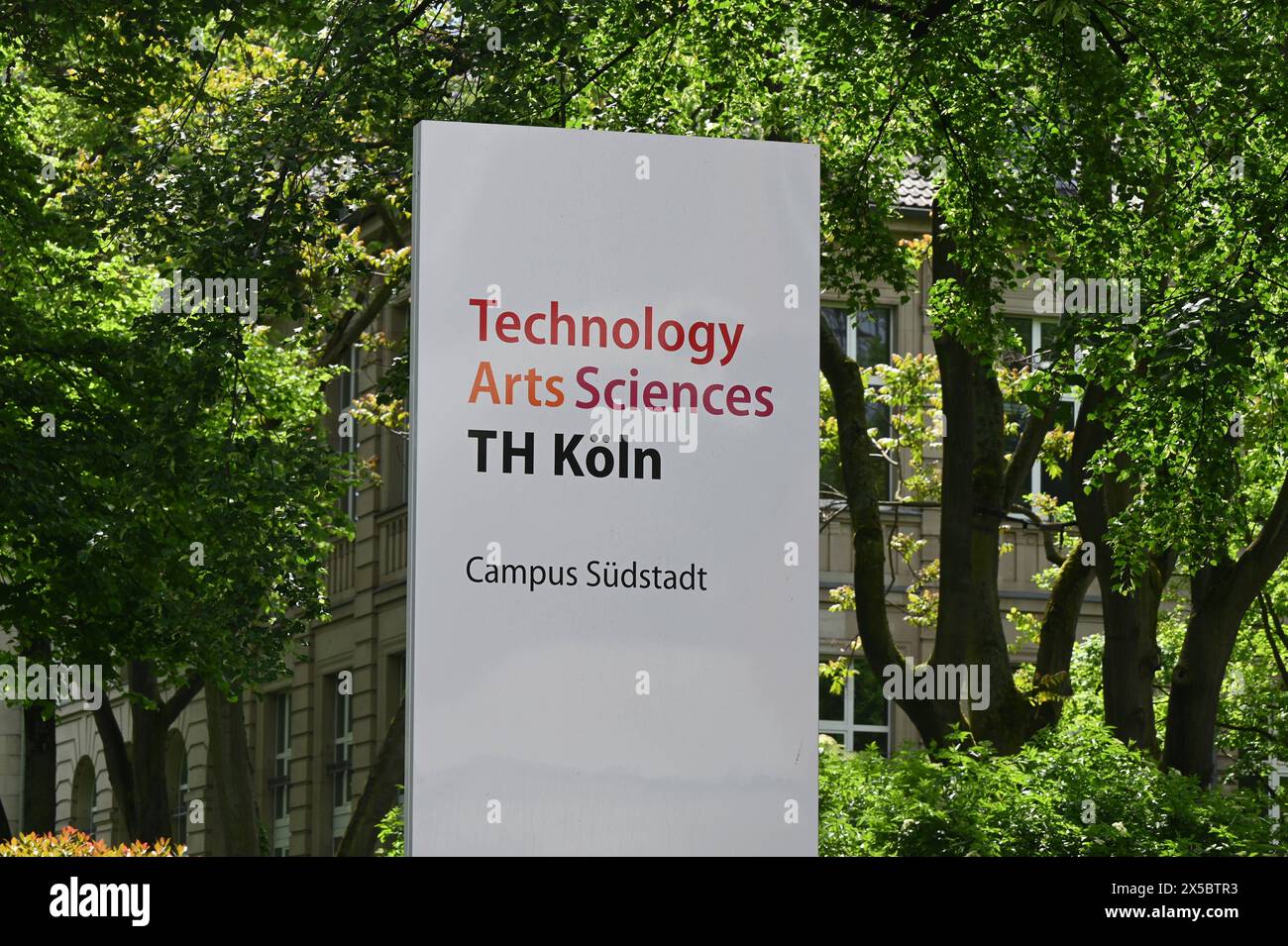 Schild Technology Arts Sciences, Technische Hochschule Köln, Campus Suedstadt, TH Köln, Die grösste staatliche Fachhochschule für angewandte Wissenahften in der Bundesrepublik Deutschland *** Schild Technology Arts Sciences, Technische Hochschule Köln, Campus Suedstadt, TH Köln, la più grande università statale di scienze applicate della Repubblica federale di Germania Foto Stock