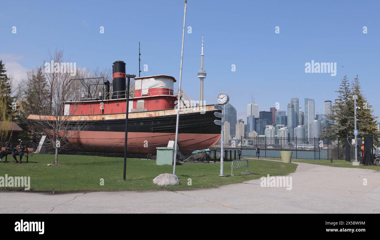 Vecchia nave nel parco di Hanlans Point a Toronto - TORONTO, CANADA - 15 APRILE 2024 Foto Stock