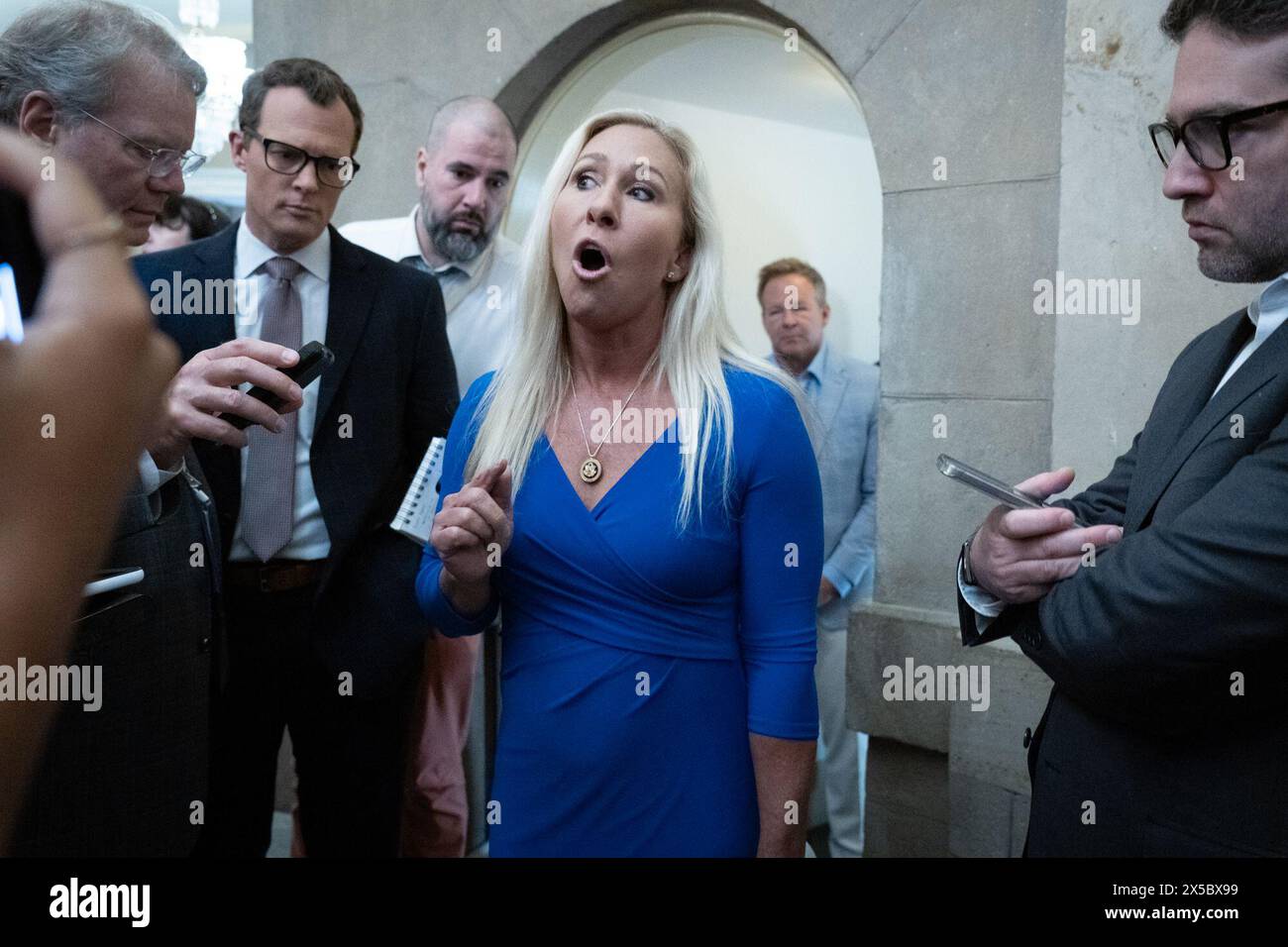 Washignton, District of Columbia, USA. 7 maggio 2024. Il rappresentante degli Stati Uniti MARJORIE TAYLOR GREENE (R-GA) parla con i giornalisti al di fuori dell'ufficio del presidente della camera Mike Johnson prima di incontrarlo per discutere le condizioni per lei di non andare avanti con una mozione di liberazione, il che lo rimuoverebbe. Dopo l'incontro, sembra che lei avrebbe ceduto. Quando le è stato chiesto se avrebbe forzato una votazione, ha risposto: "Vedremo. Sta a Mike Johnson." 7 maggio 2024 (Credit Image: © Douglas Christian/ZUMA Press Wire) SOLO USO EDITORIALE! Non per USO commerciale! Foto Stock