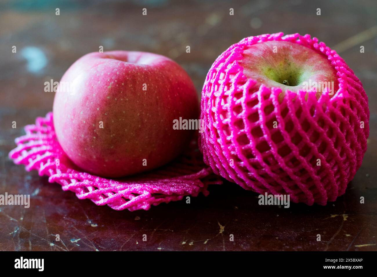 Mele rosse, fresche e deliziose da consumare in qualsiasi momento Foto Stock