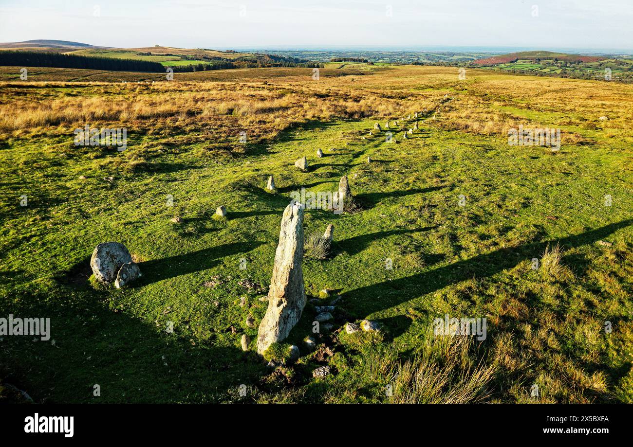 Allineamento delle file di pietra di Hurston Ridge. Sito preistorico tardo neolitico del 3000–2300 a.C. vicino a Postbridge su Dartmoor, Devon, Inghilterra. Aerea verso nord Foto Stock