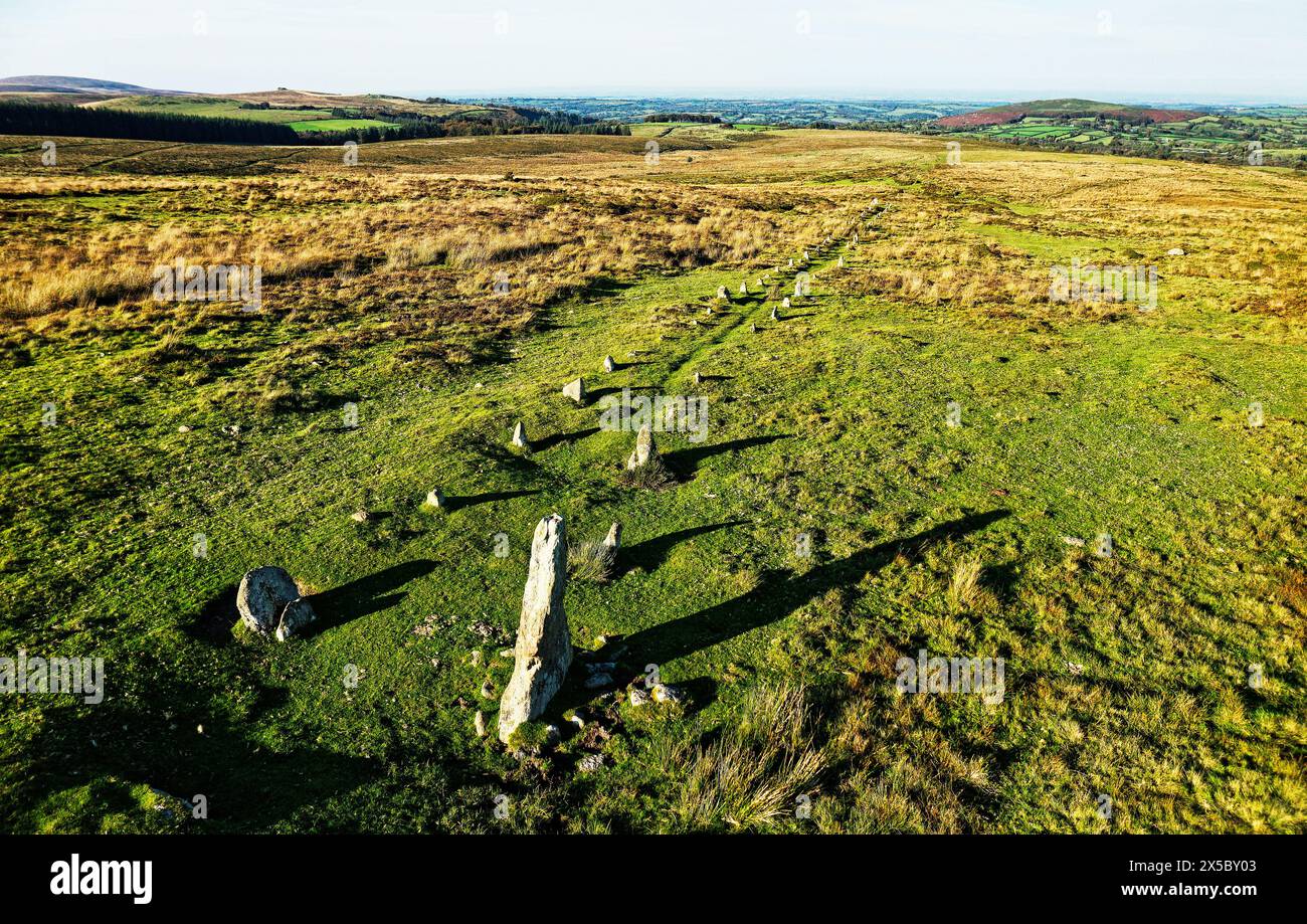 Allineamento delle file di pietra di Hurston Ridge. Sito preistorico tardo neolitico del 3000–2300 a.C. vicino a Postbridge su Dartmoor, Devon, Inghilterra. Aerea verso nord Foto Stock