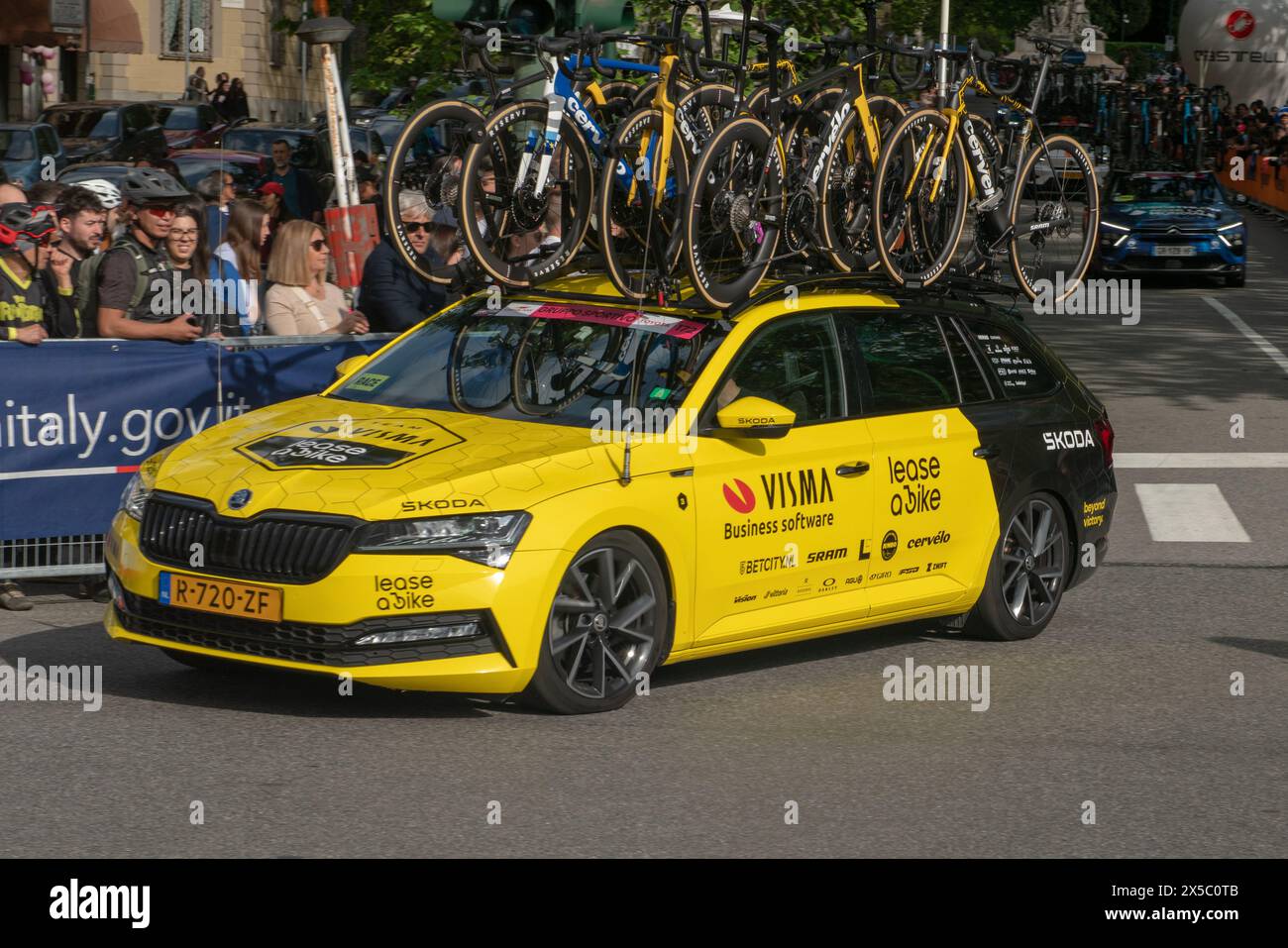 Il giro d'Italia sponsorizza le squadre alla grande gara ciclistica, con team di supporto tecnico e vetture. maglione rosa, tour dell'italia 2024, torino, italia, 4 maggio 2 Foto Stock