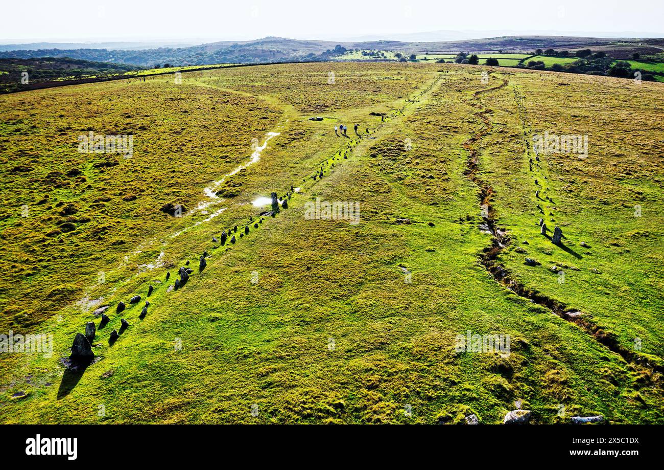 File di pietra Merrivale. Preistorico tardo neolitico 3000–2300 a.C. sito a Dartmoor, Devon, Inghilterra. Le due strade a doppia fila di pietre. In direzione S.W. Foto Stock
