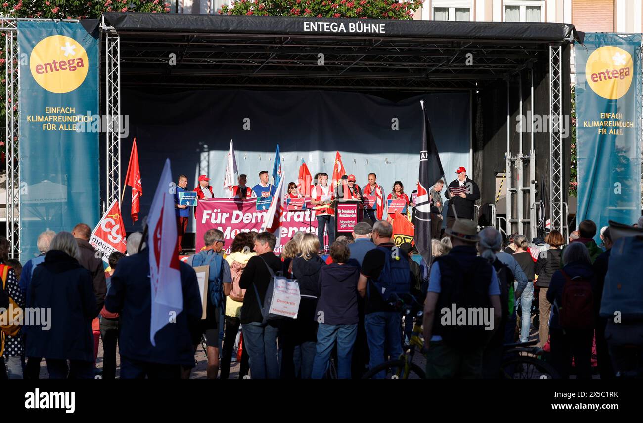 08.05.2024 dimostrazione für Demokratie Menschenrechte und tolerante Gesellschaft nach jüngstem Angriff auf SPD Spitzenkandidat für Europawahl a Dresda. DEM Aufruf von DGB Deutscher Gewerkschaftsbund Südhessen und Bündnis gegen Rechts folgten hunderte Menschen und trafen sich am Gewerkschaftshaus und nahmen an einer Kundgebung auf dem Marktplatz mit Gewerkschaftsvertreter aus Frankreich (CGT GRAND EST) und Polen (OPZZ woj. Pomorskiego) und Italien (CGIL Rimini) und CSDL SAN MARINO teil. (Foto: Peter Henrich) Foto Stock