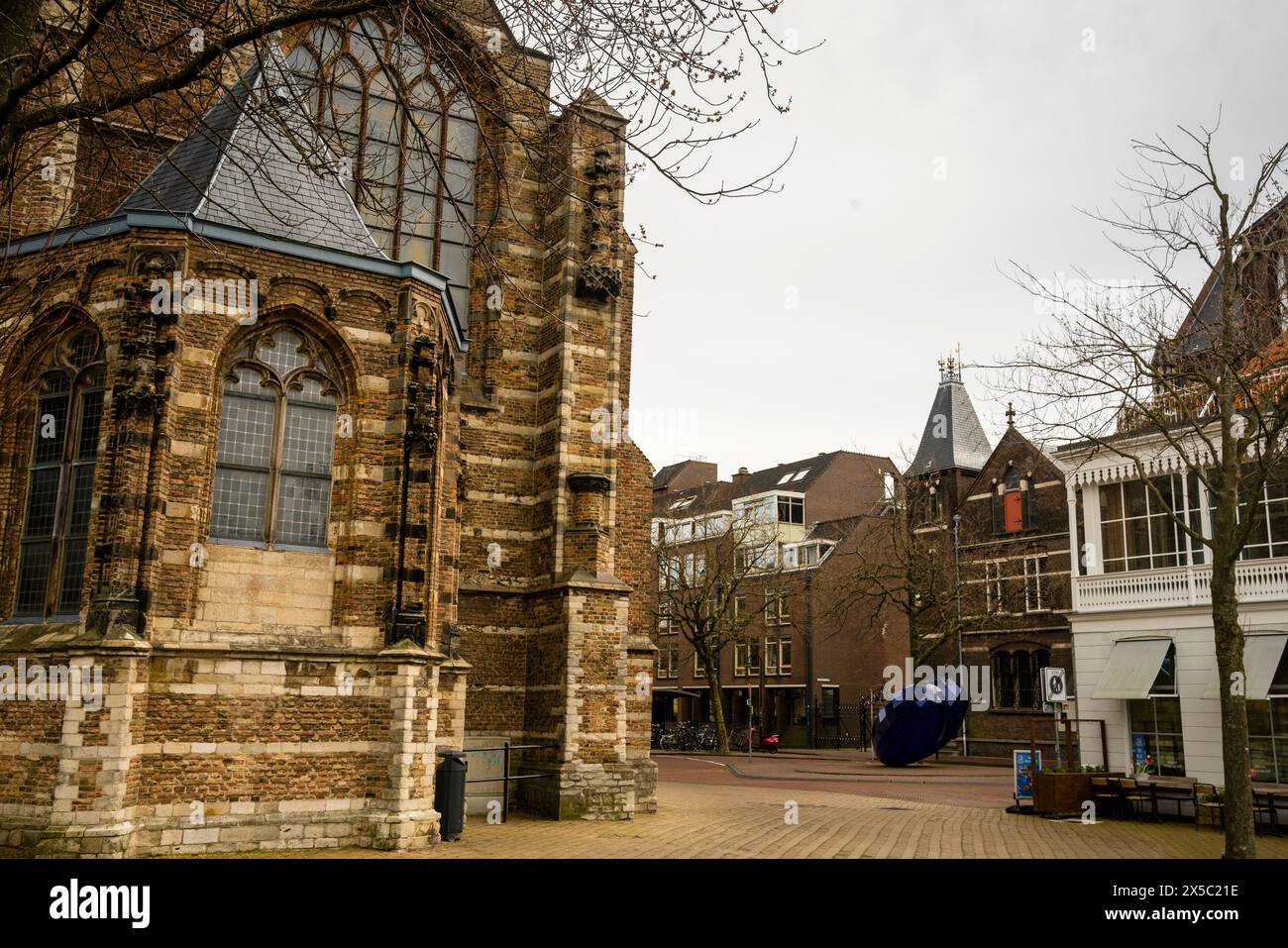 Delft, Paesi Bassi, traliccio, tondino a forma di frusto piramidale e arte pubblica. Foto Stock