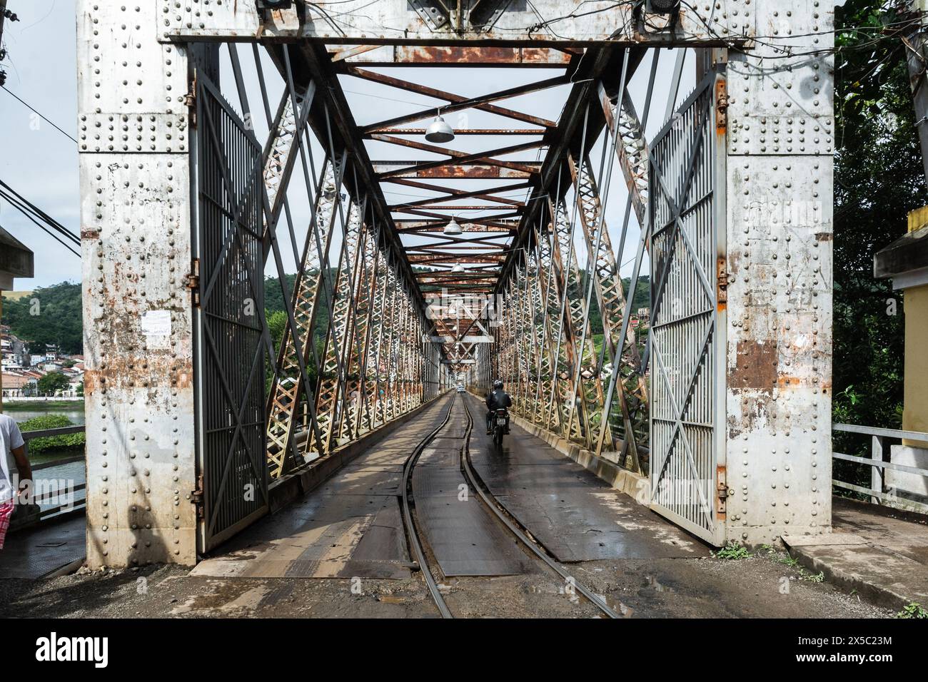 Cachoeira, Bahia, Brasile - 10 agosto 2019: Vista dello storico ponte di ferro Dom Pedro II nella città di Cachoeira, Bahia. Foto Stock