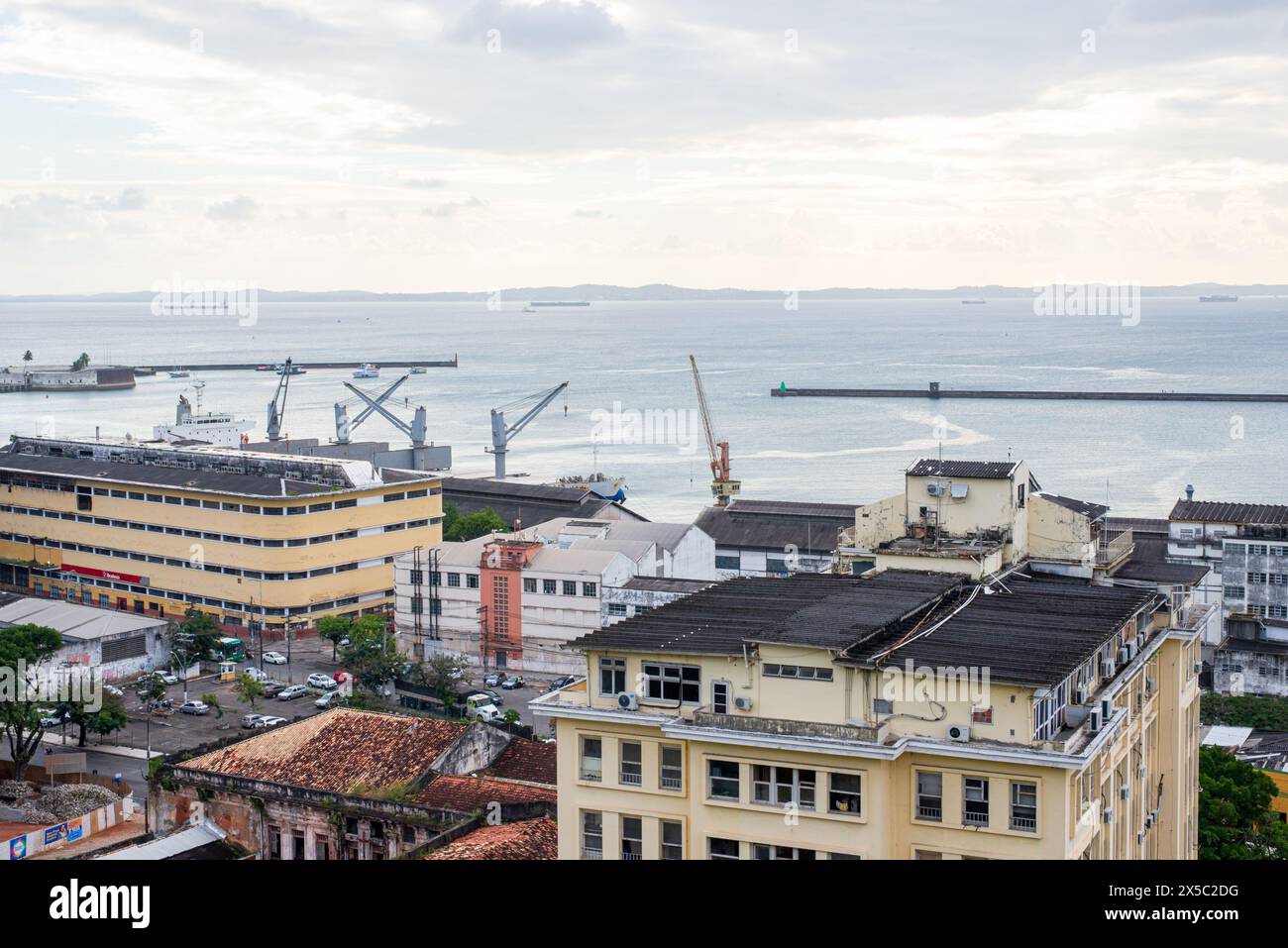 Salvador, Bahia, Brasile - 23 agosto 2019: Vista del quartiere commerciale e Baía de Todos os Santos nella città di Salvador, Bahia. Foto Stock