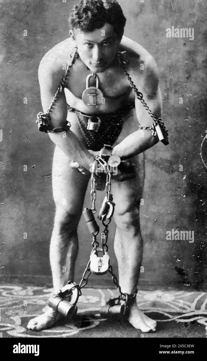 Harry Houdini, ritratto a figura intera, in piedi, davanti, in catene, 1903 Foto Stock