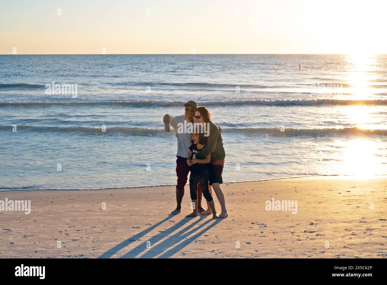 Una famiglia si riunisce per un selfie su una spiaggia in Florida, Stati Uniti. Foto Stock