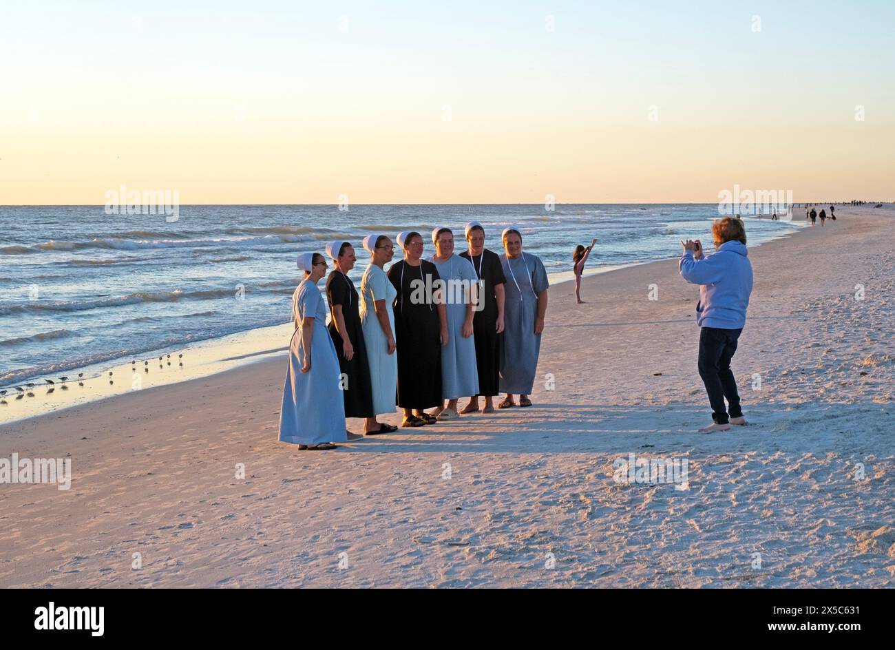 Un gruppo di donne mennonite trascorre del tempo sulla spiaggia di Anna Maria Island, Florida, Stati Uniti. Foto Stock