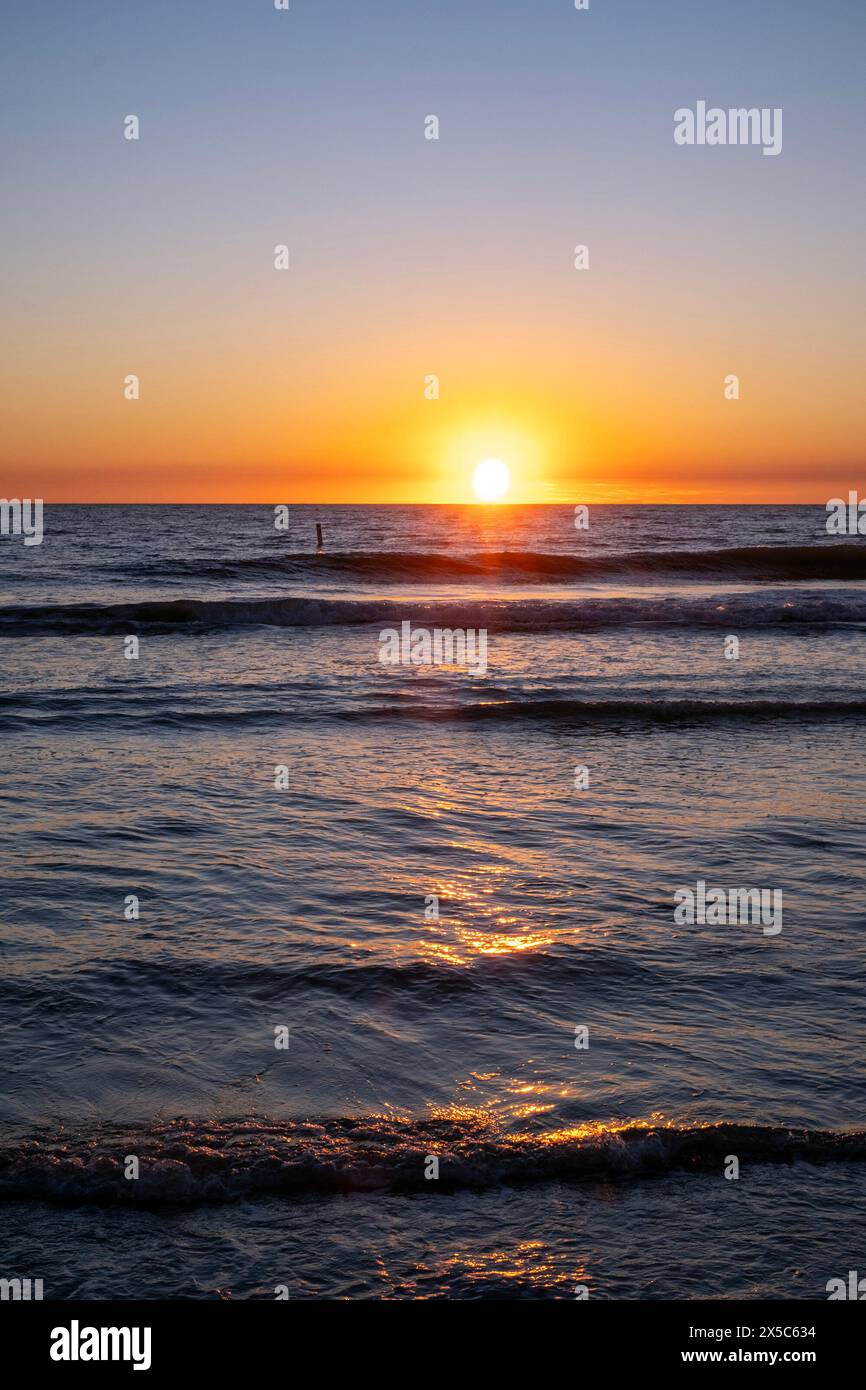 Il sole tramonta sul Golfo del Messico sull'isola Anna Maria, Florida, Stati Uniti. Foto Stock