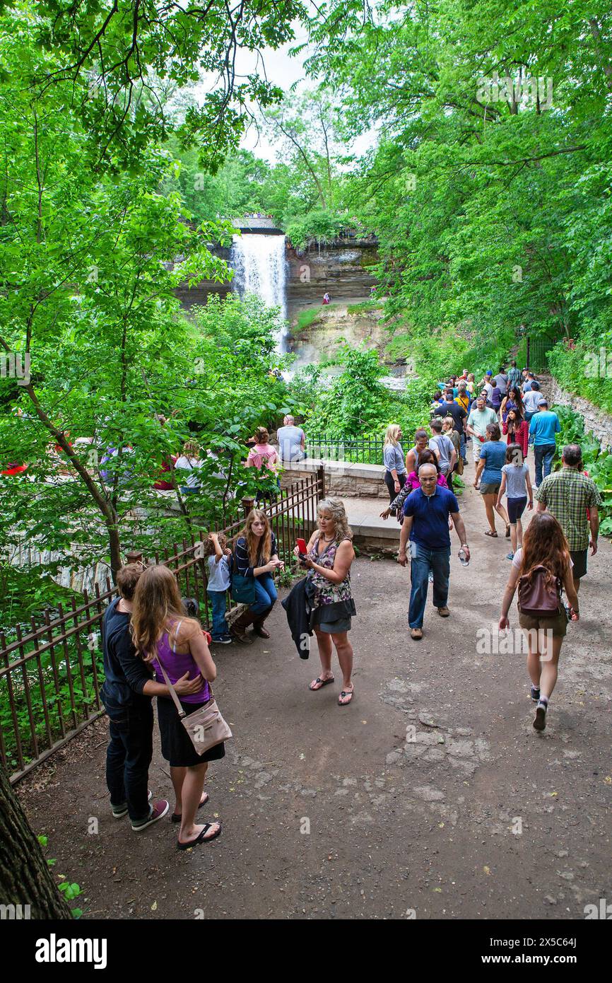 Gli ospiti apprezzano la vita all'aria aperta di Minnehaha Falls/Minnehaha Park a Minneapolis, Minnesota, Stati Uniti. Foto Stock